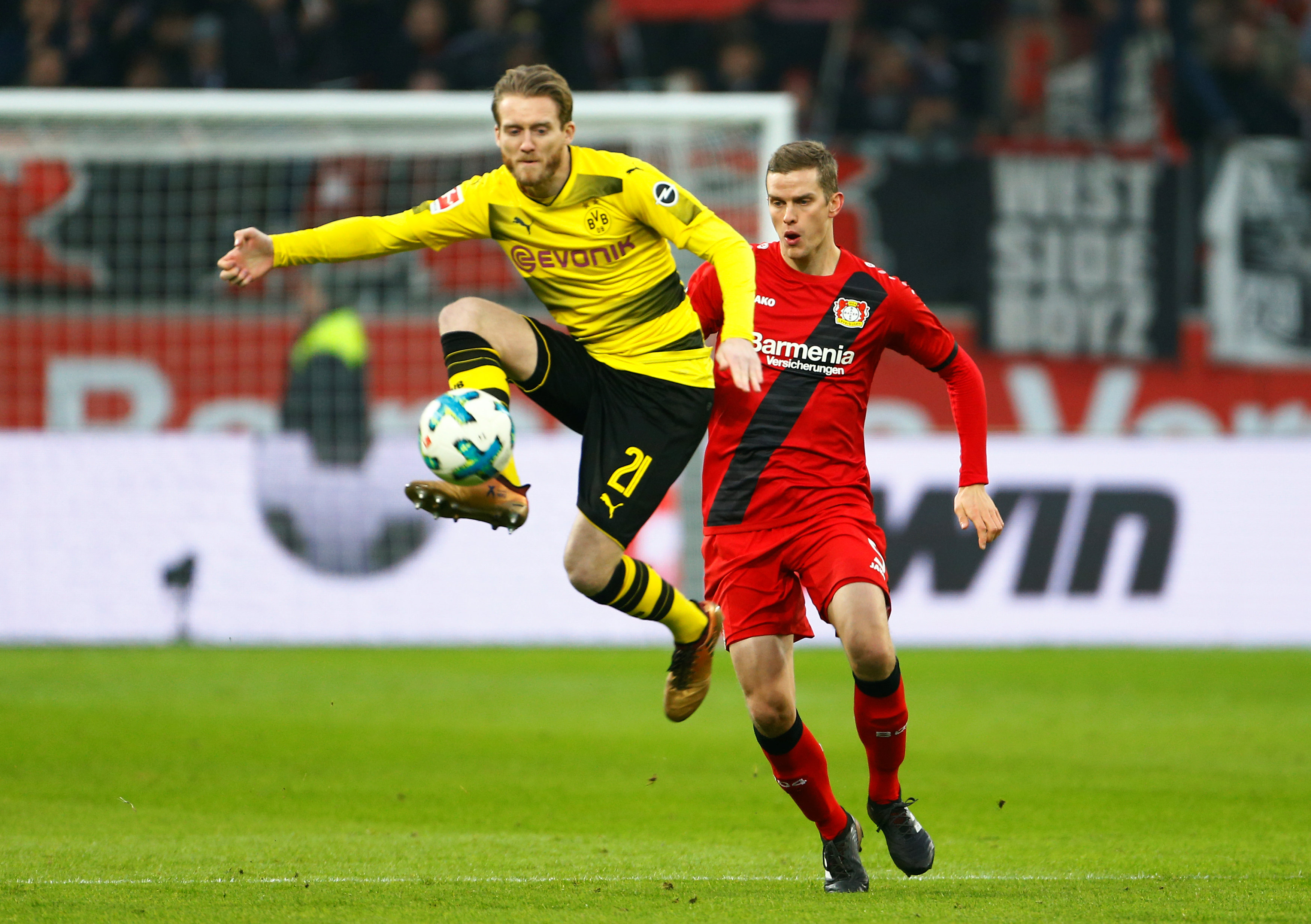 Dortmund (vàng) bị Leverkusen cầm chân 1-1. Ảnh: REUTERS