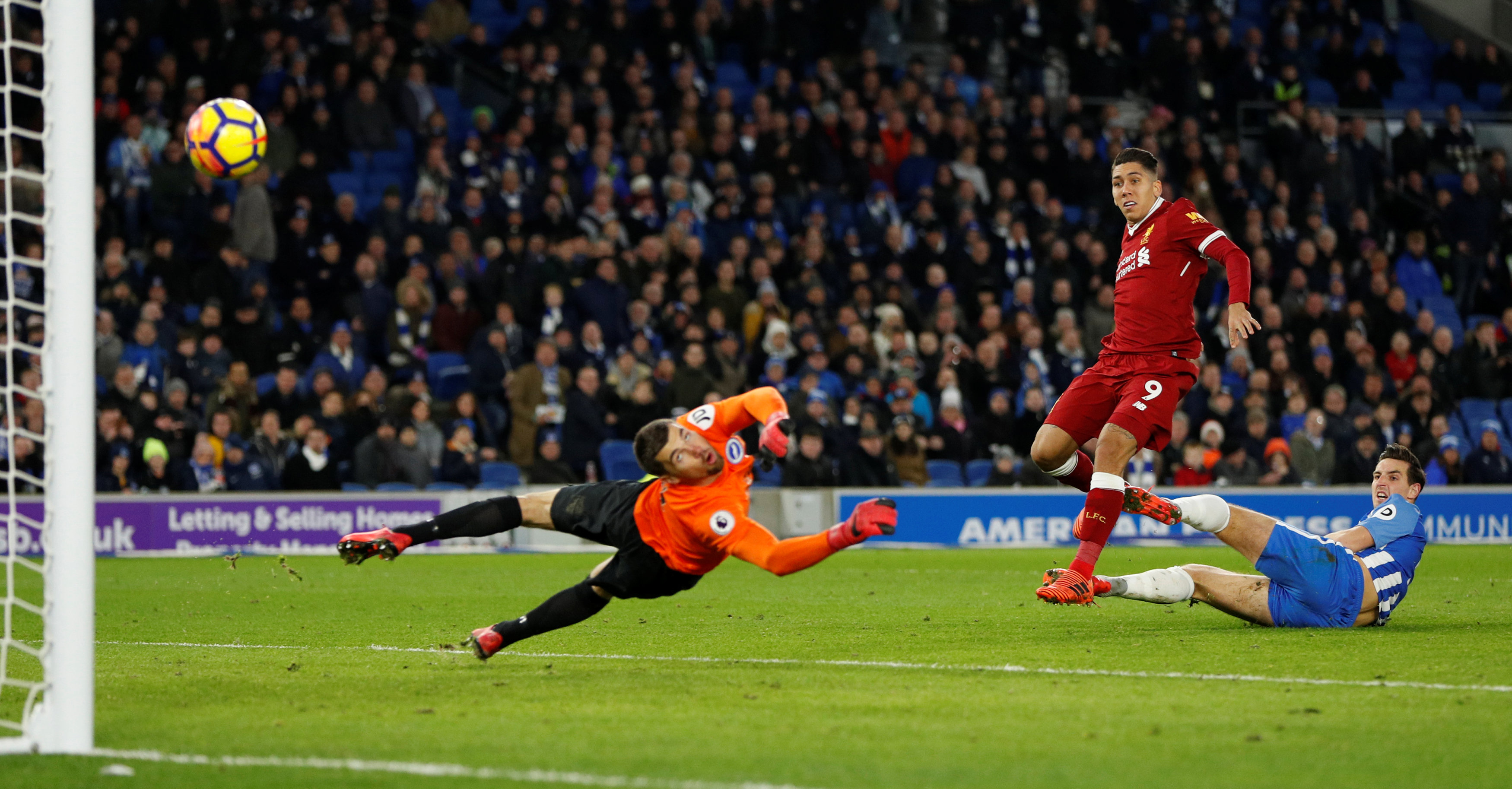 Pha dứt điểm nâng tỉ số lên 3-0 cho Liverpool của Firmino. Ảnh: REUTERS