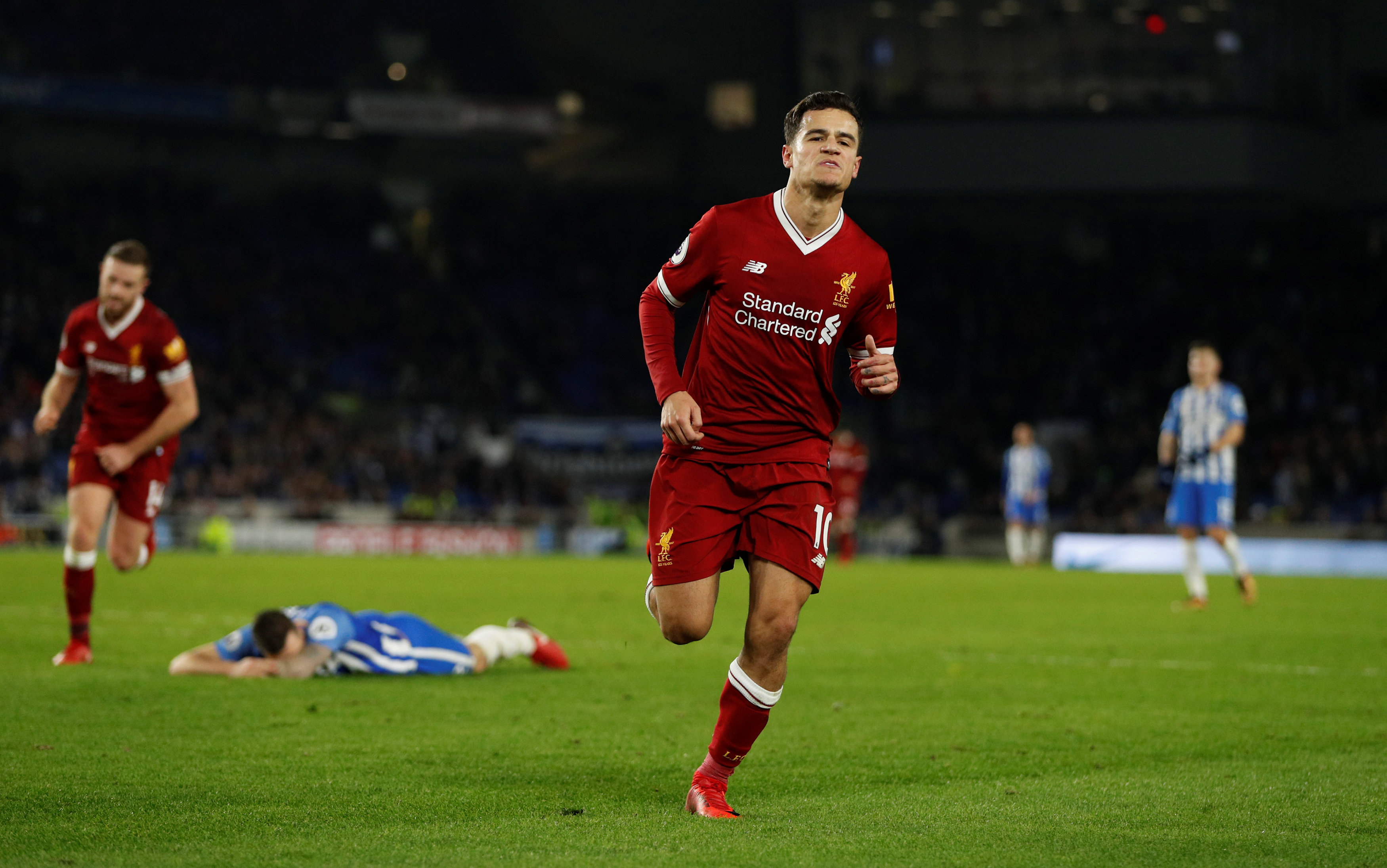 Coutinho ăn mừng bàn nâng tỉ số lên 4-1 cho Liverpool. Ảnh: REUTERS