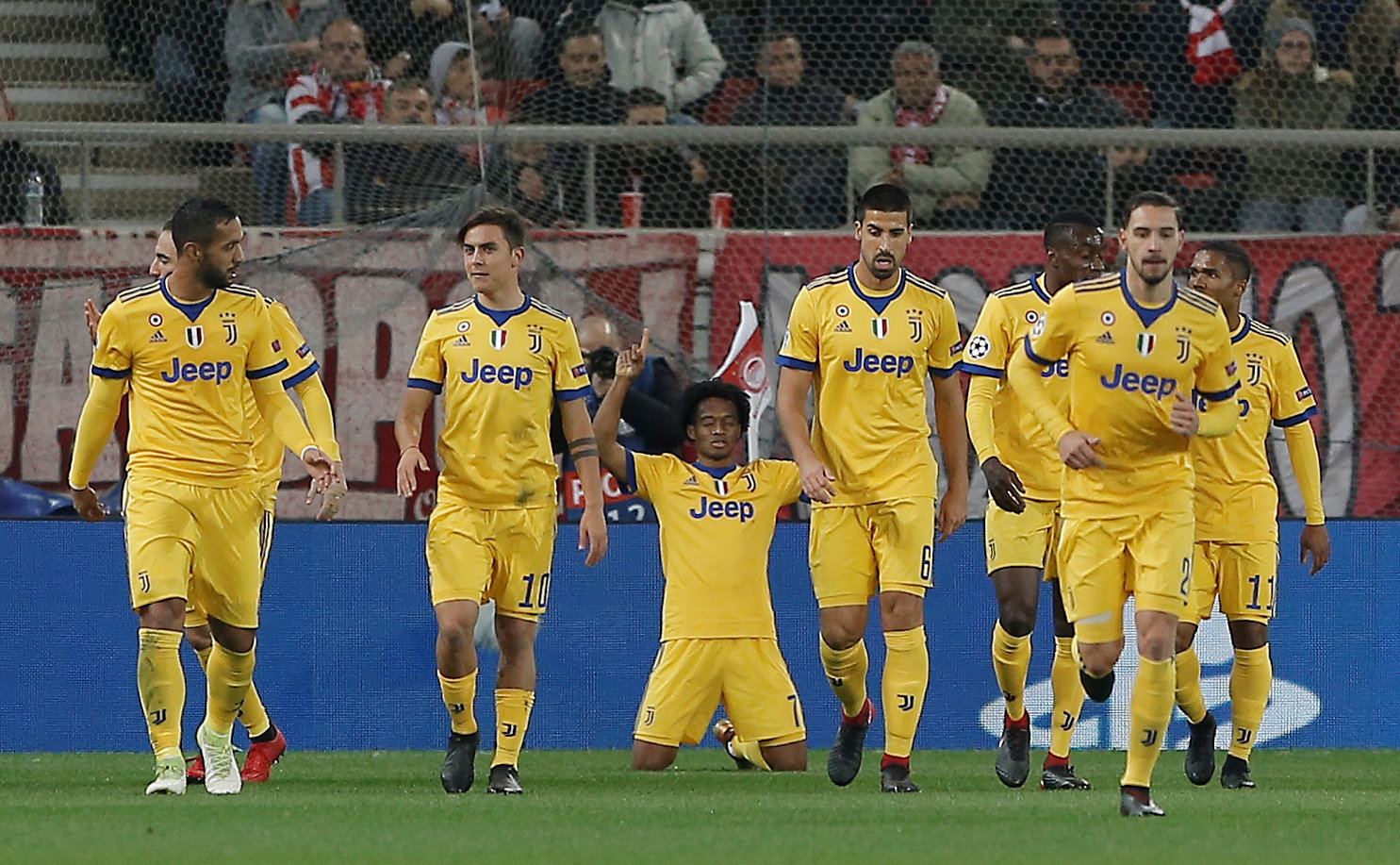 Niềm vui của các cầu thủ Juventus sau khi Cuadrado (giữa) mở tỉ số. Ảnh: REUTERS
