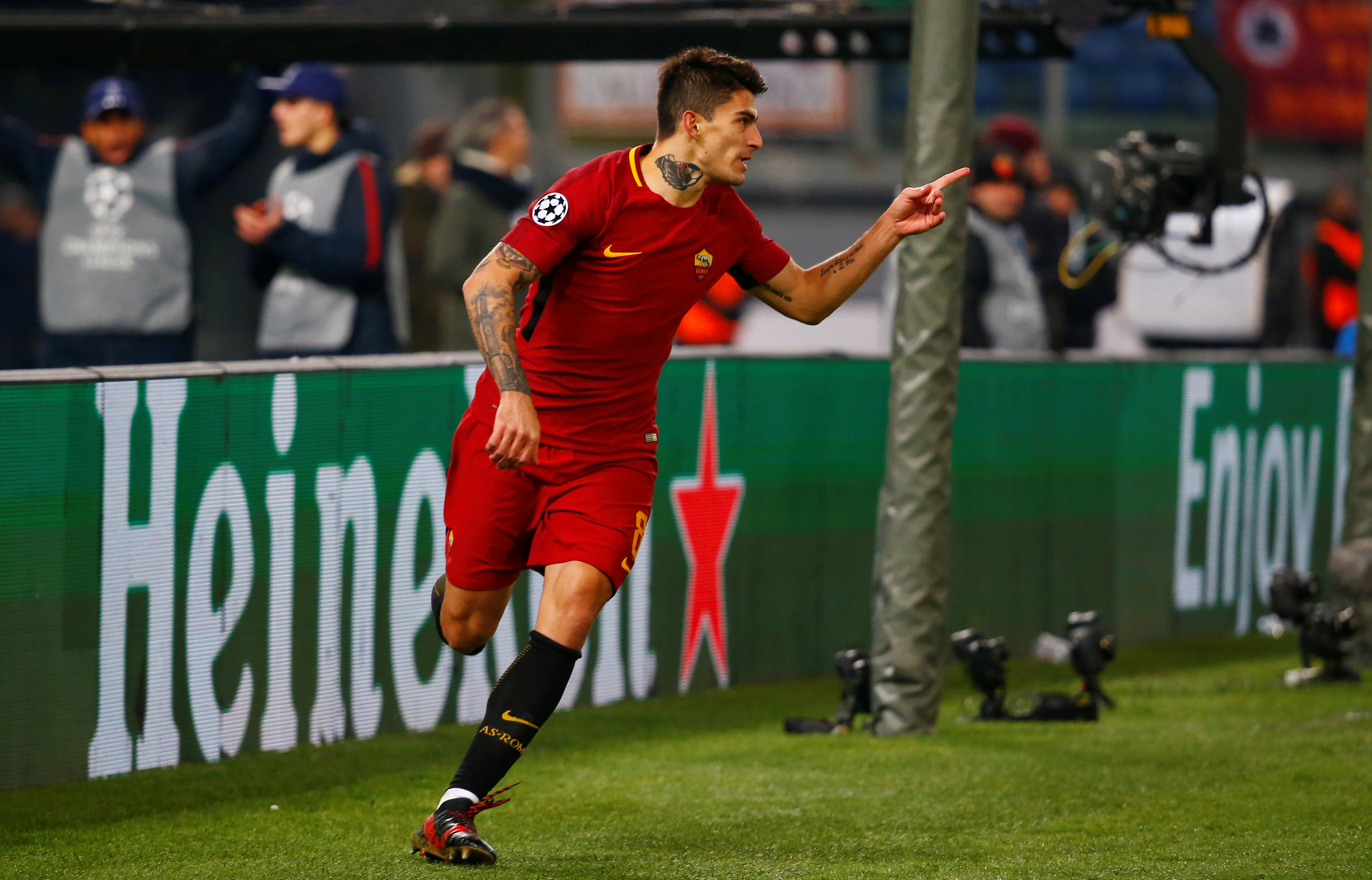 Perotti ăn mừng bàn thắng vào lưới Qarabag ở Champions League hôm 6-12. Ảnh: REUTERS
