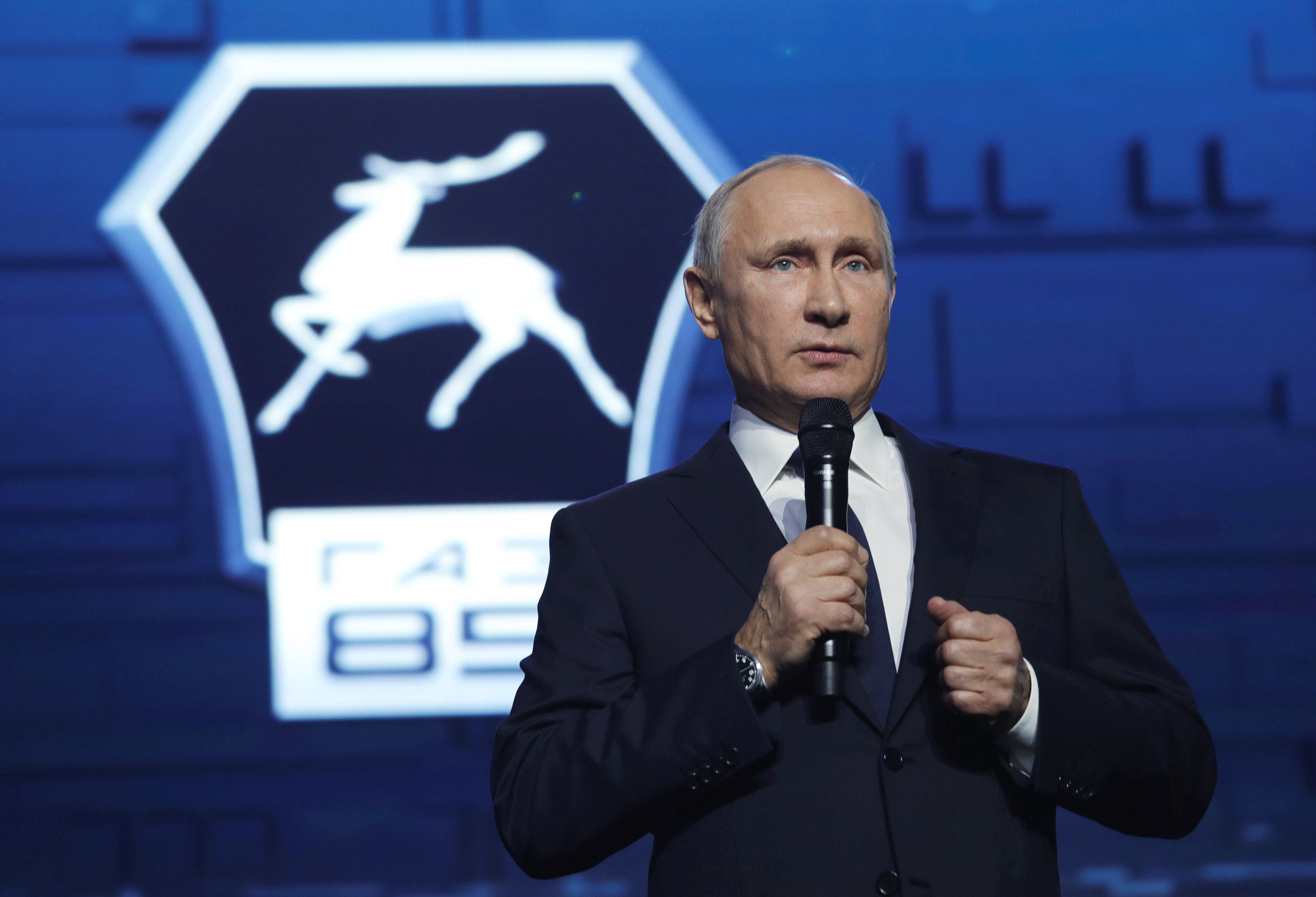 Tổng thống Nga Putin phát biểu khi đến thăm một nhà máy sản xuất ô tô ở thành phố Nizhny Novgorod. Ảnh REUTERS