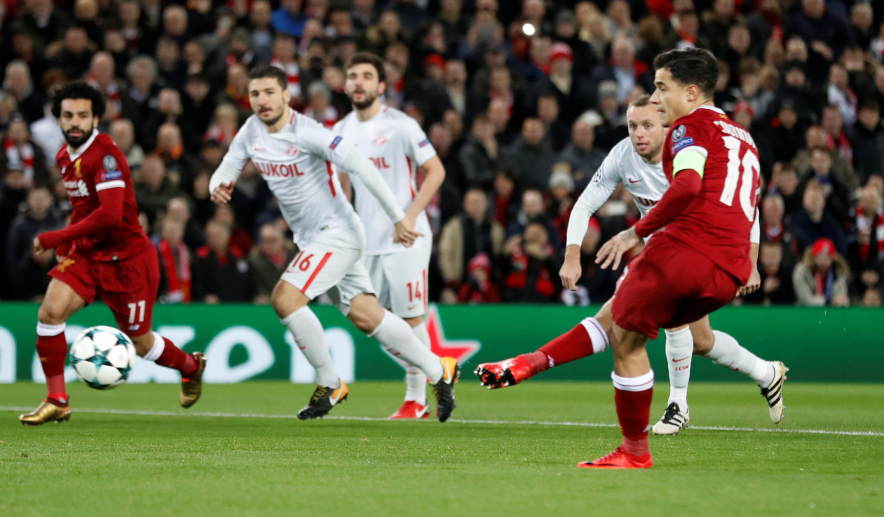 Coutinho mở tỉ số cho Liverpool từ chấm 11m. Ảnh: REUTERS