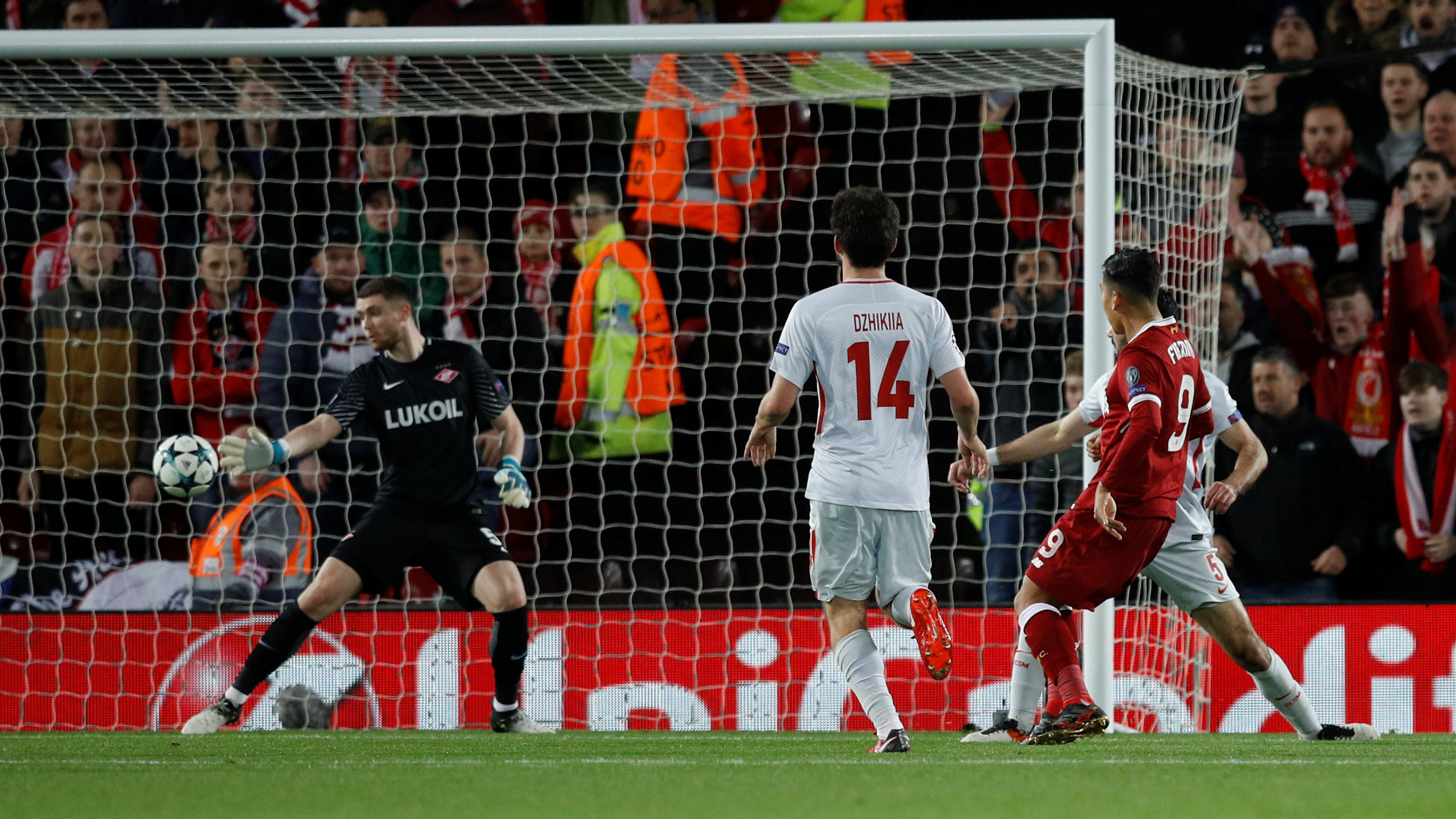 Firmino dứt điểm nâng tỉ số lên 3-0 cho Liverpool. Ảnh: REUTERS