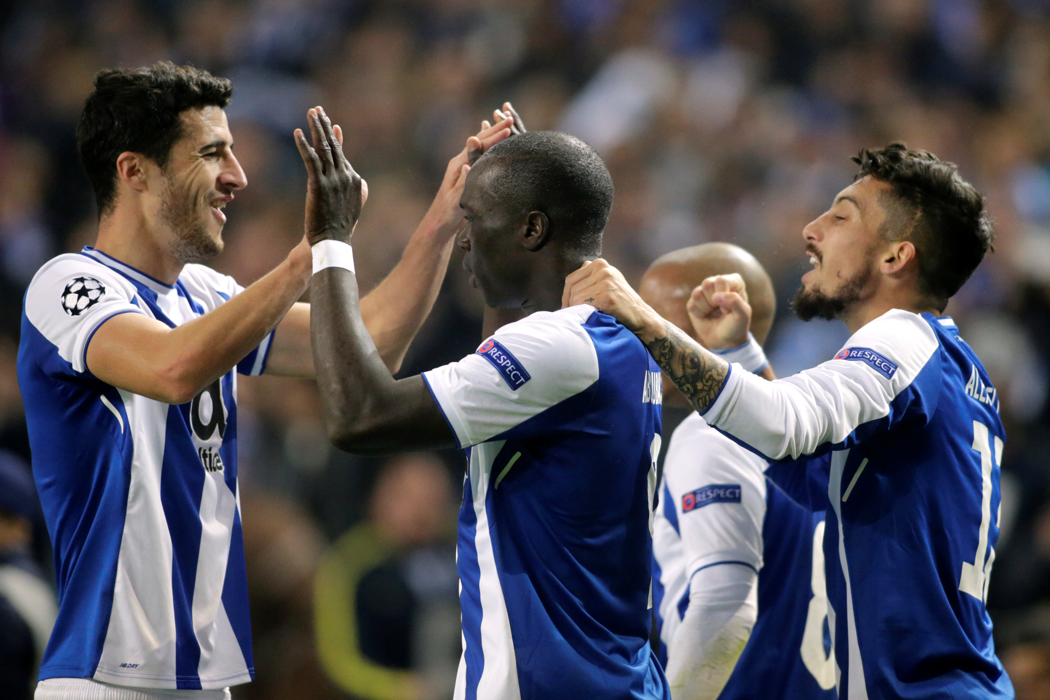 Niềm vui của các cầu thủ Porto sau khi ghi bàn vào lưới Monaco. Ảnh: REUTERS