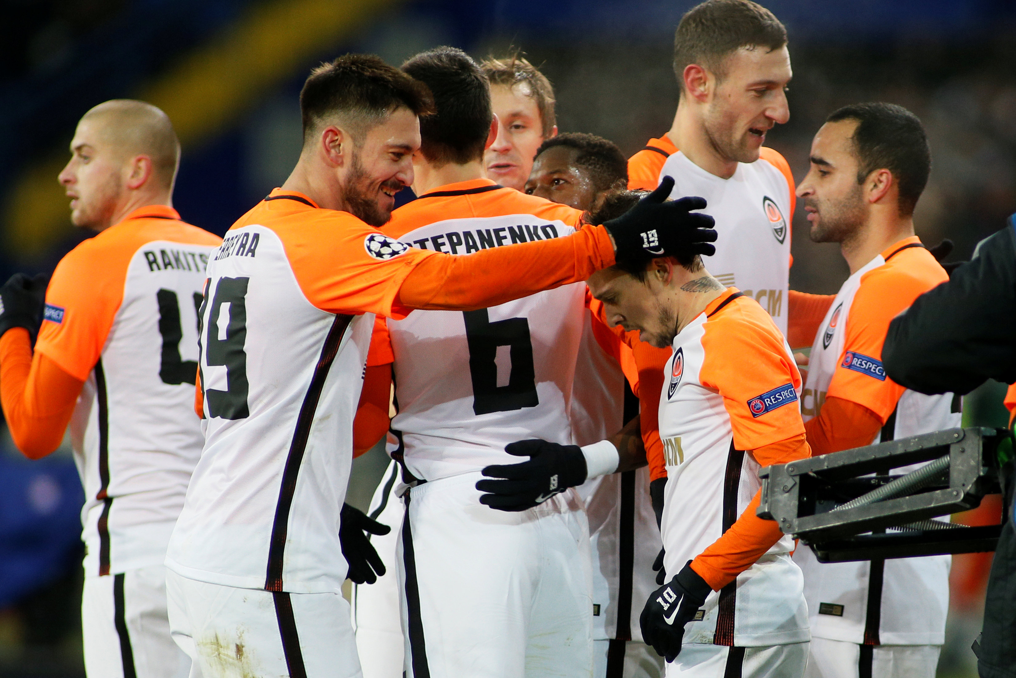 Các cầu thủ Shakhtar Donetsk ăn mừng bàn thắng vào lưới M.C. Ảnh: REUTERS
