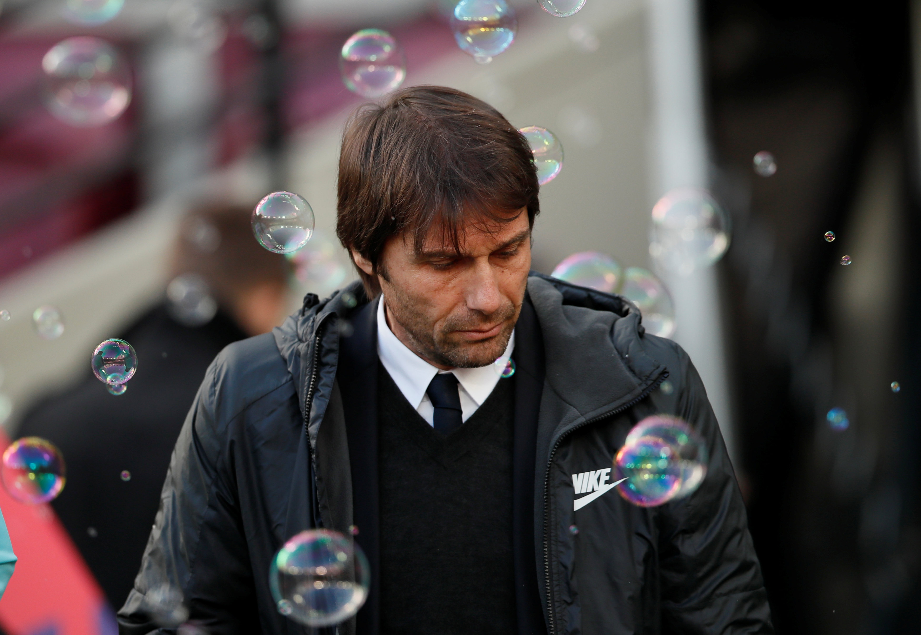 Vẻ mặt thất vọng của HLV Conte sau trận thua West Ham. Ảnh: REUTERS