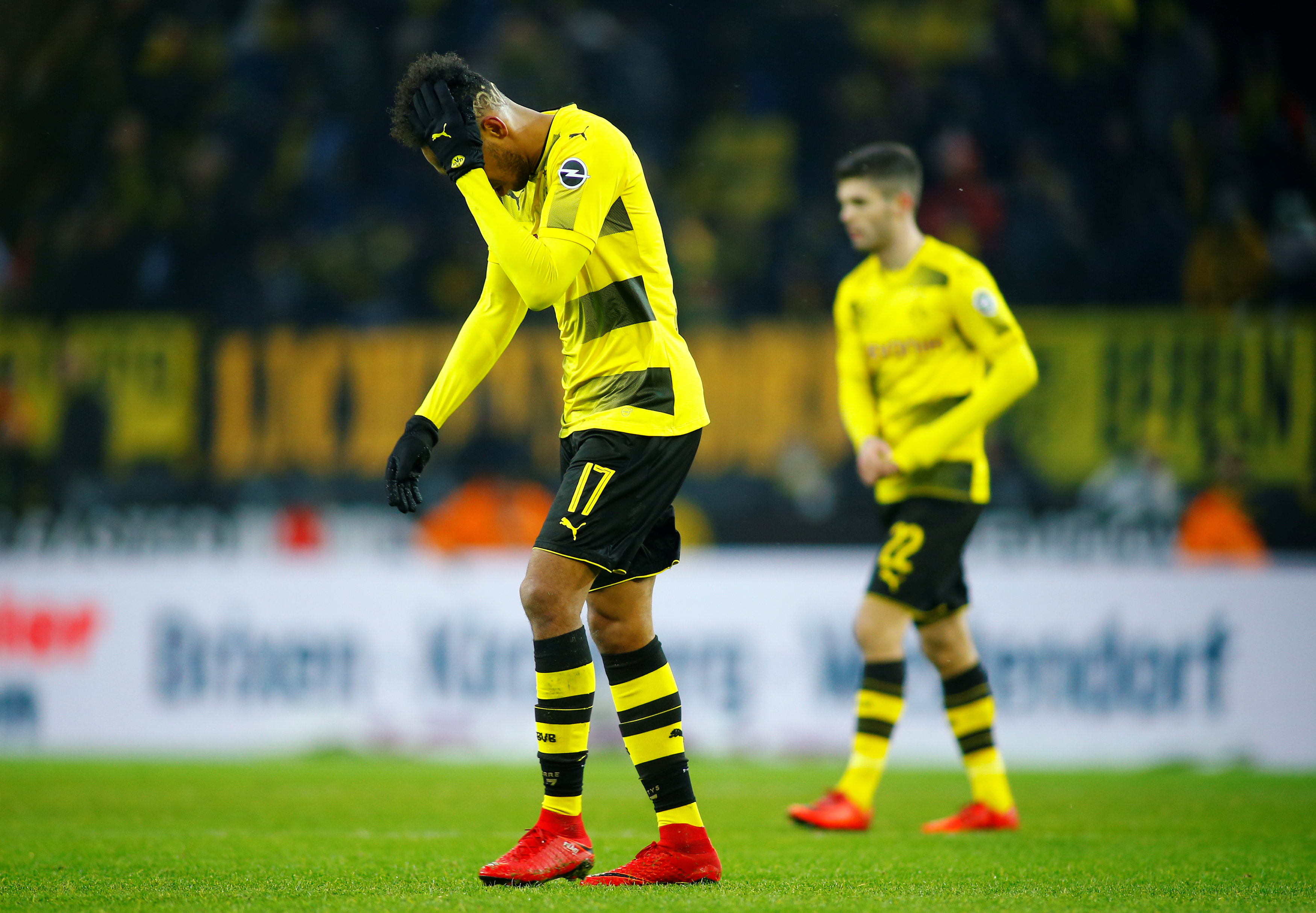 Nỗi thất vọng của các cầu thủ Dortmund sau trận thua Werder Bremen. Ảnh: REUTERS