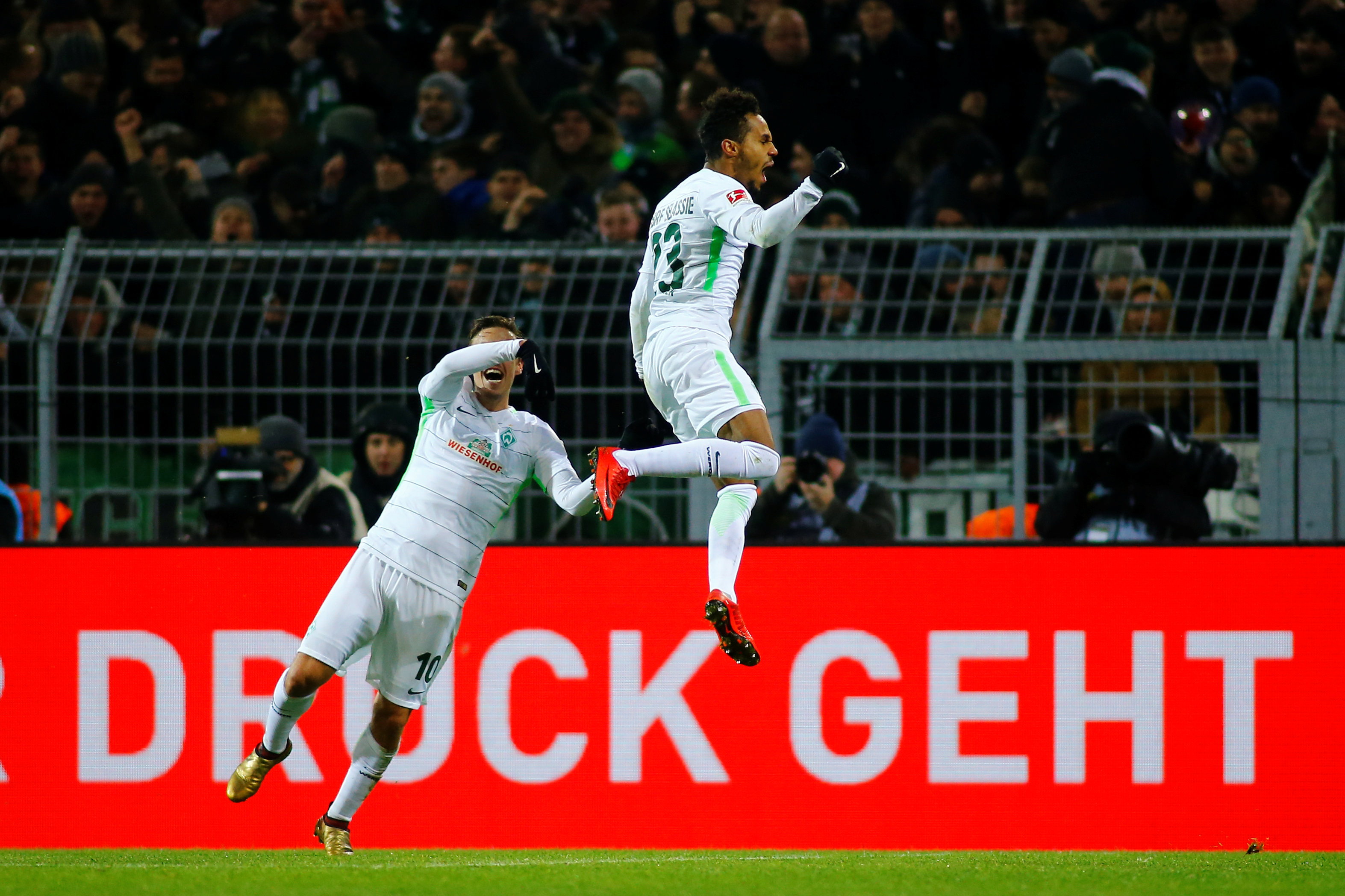 Selassie (phải) ăn mừng bàn nâng tỉ số lên 2-1 cho Werder Bremen. Ảnh: REUTERS