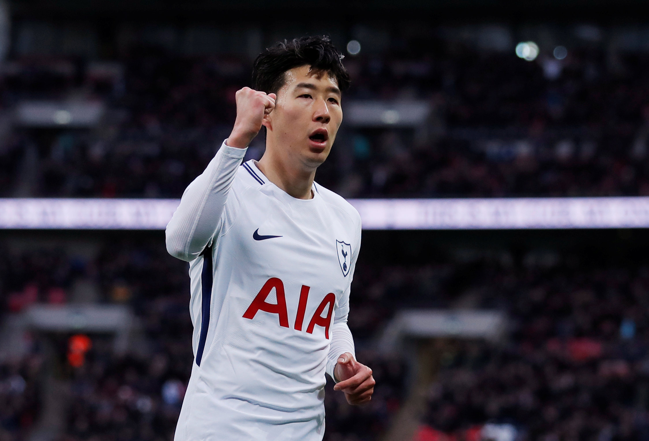 Heung-Min Son ăn mừng bàn nâng tỉ số lên 2-0 cho Tottenham. Ảnh: REUTERS