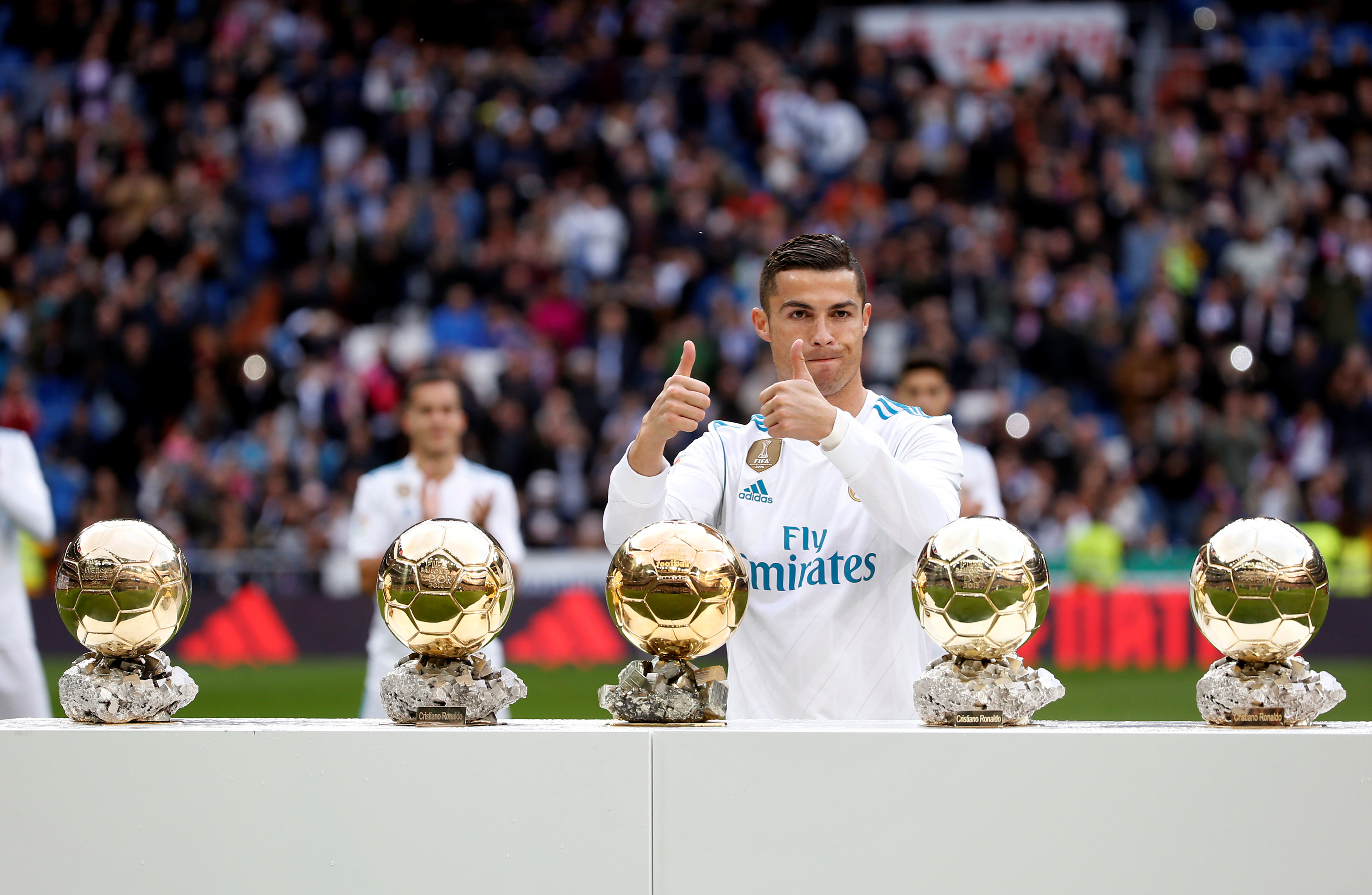 Ronaldo trình làng 5 Quả bóng vàng cho các CĐV chiêm ngưỡng trước trận đấu. Ảnh: REUTERS
