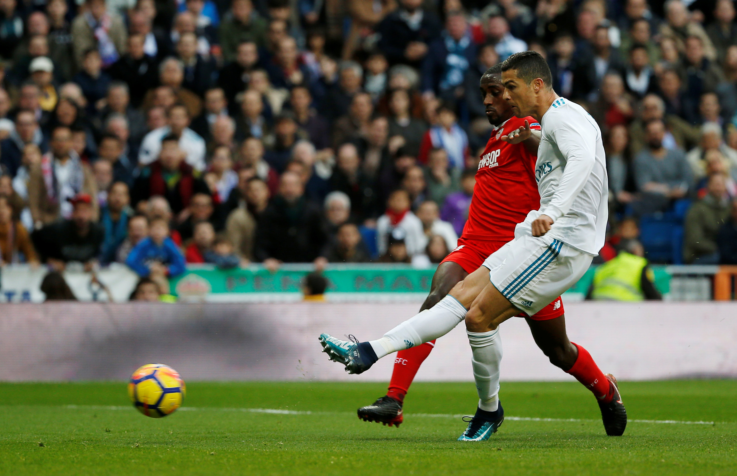 Ronaldo sút penalty nâng tỉ số lên 3-0 cho R.M. Ảnh: REUTERS