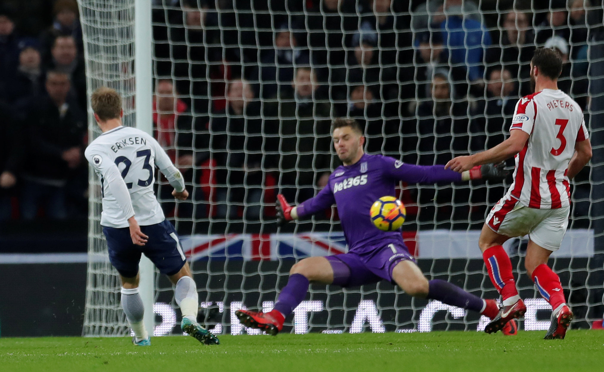 Pha dứt điểm nâng tỉ số lên 5-0 cho Tottenham của Eriksen. Ảnh: REUTERS