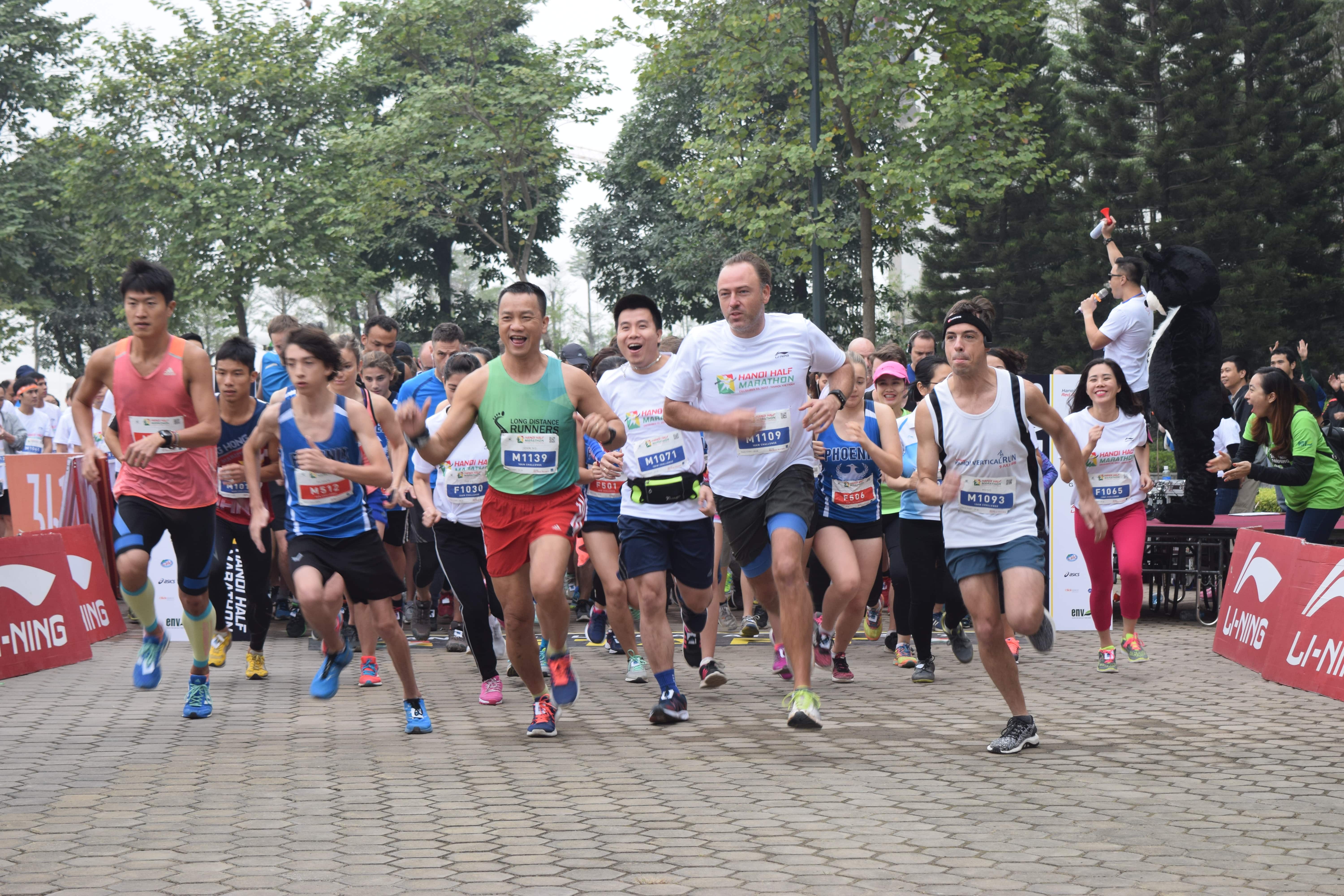 Các VĐV tham gia cuộc đua bán marathon “Chạy vì Gấu” tại HN. Ảnh: P.THẢO