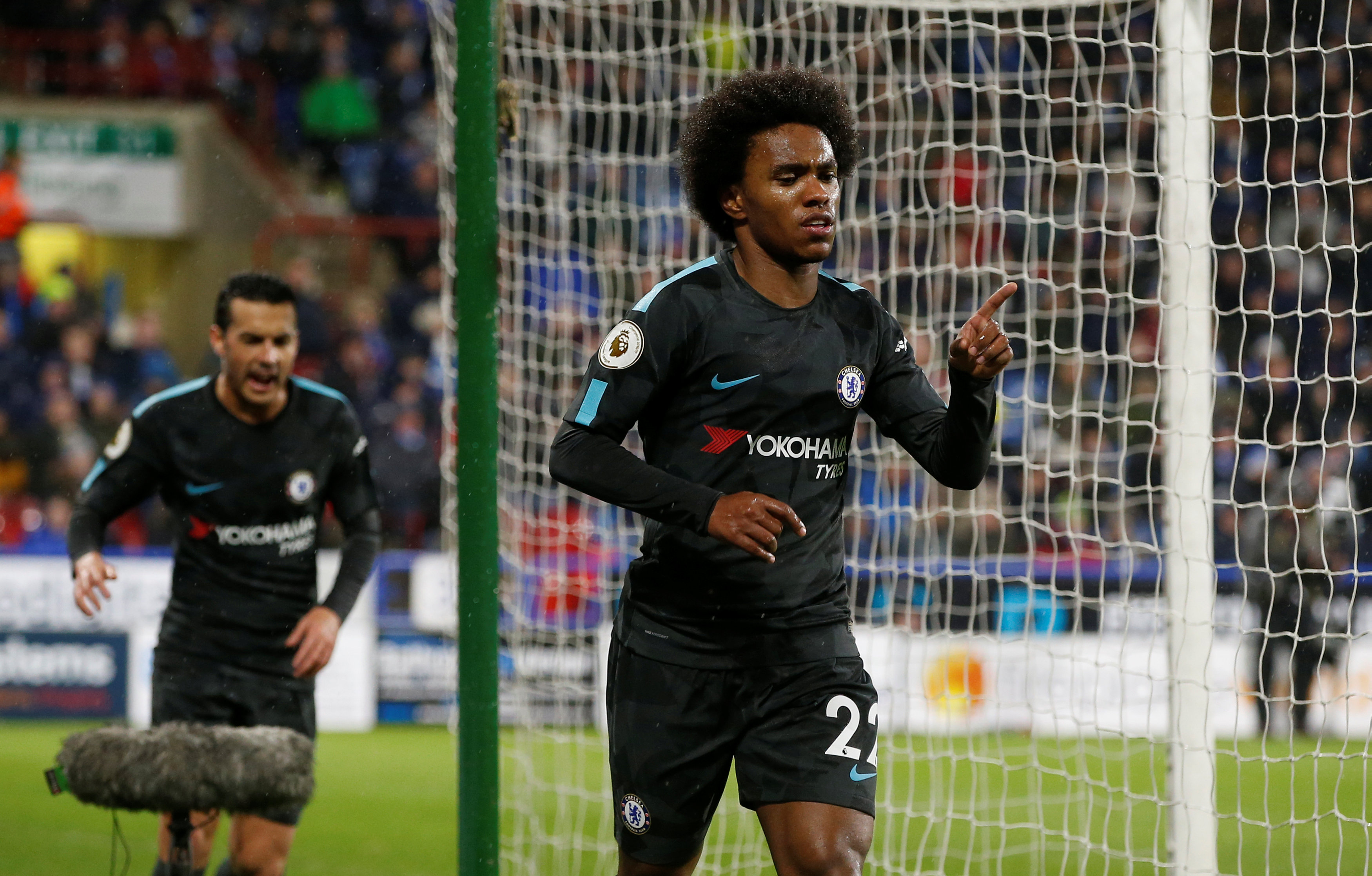 Willian ăn mừng bàn nâng tỉ số lên 2-0. Ảnh: REUTERS