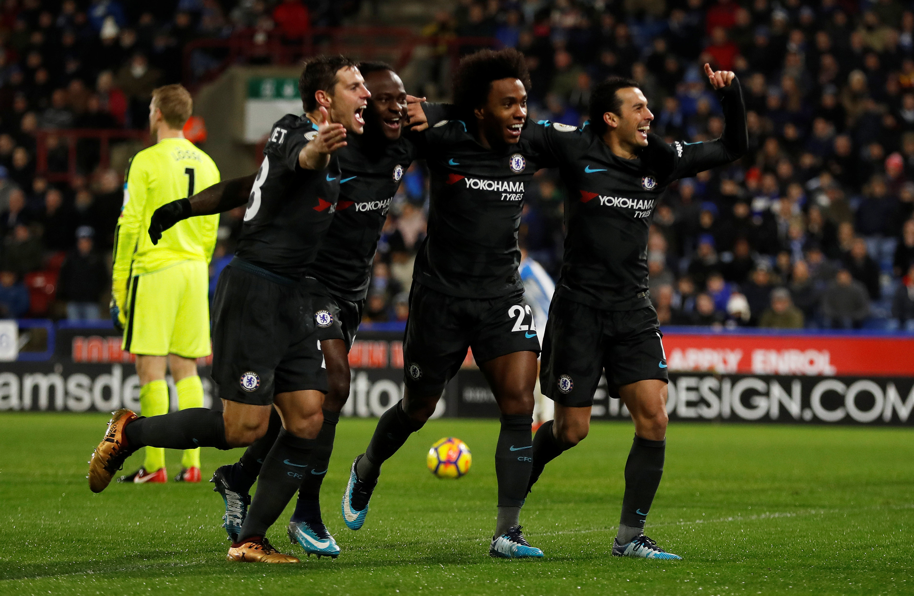 Niềm vui của các cầu thủ Chelsea sau khi Pedro (bìa phải) nâng tỉ số lên 3-0. Ảnh: REUTERS