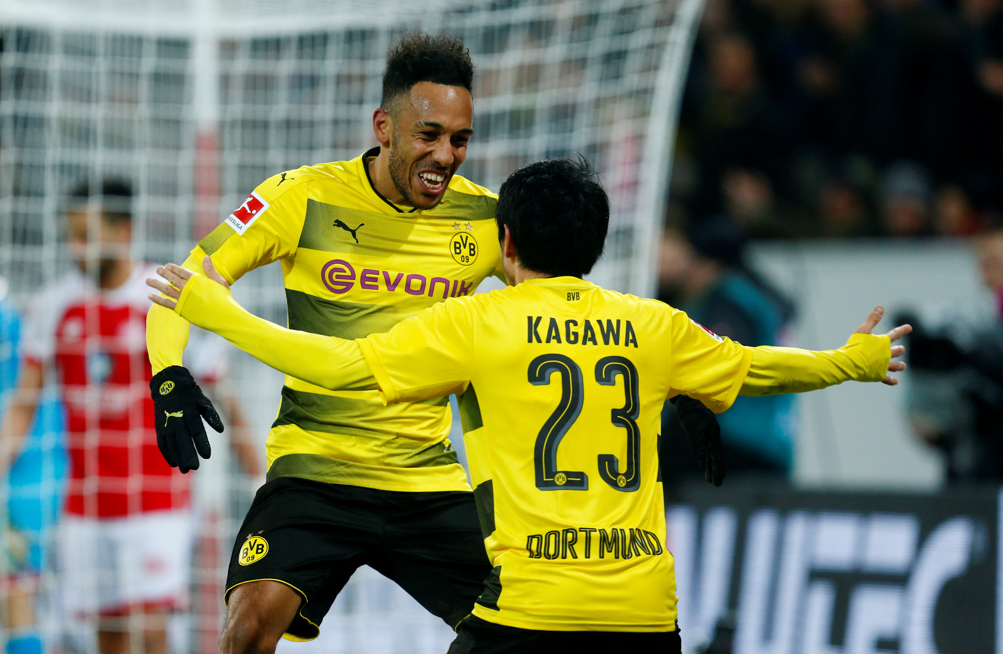 Kagawa ăn mừng bàn nâng tỉ số lên 2-0 cho Dortmund. Ảnh: REUTERS