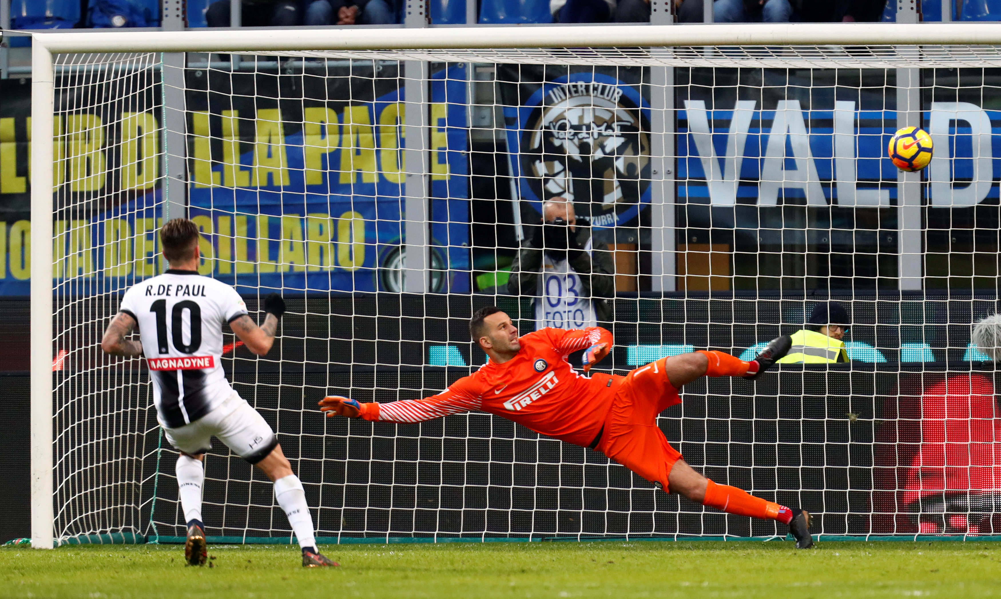 Pha dứt điểm nâng tỉ số lên 2-1 cho Udinese của De Paul. Ảnh: REUTERS