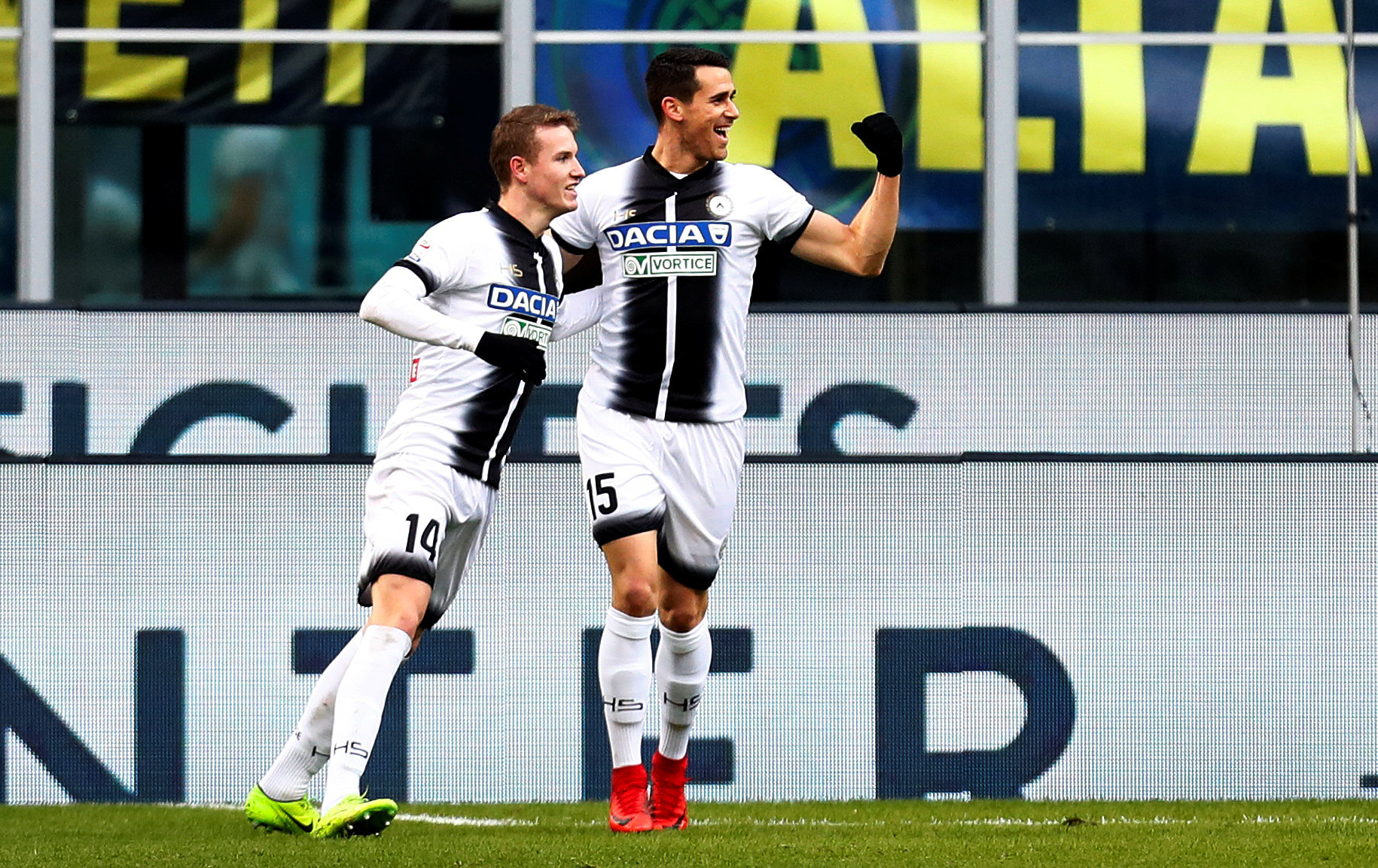 Niềm vui của các cầu thủ Udinese sau khi ghi bàn vào lưới Inter. Ảnh: REUTERS