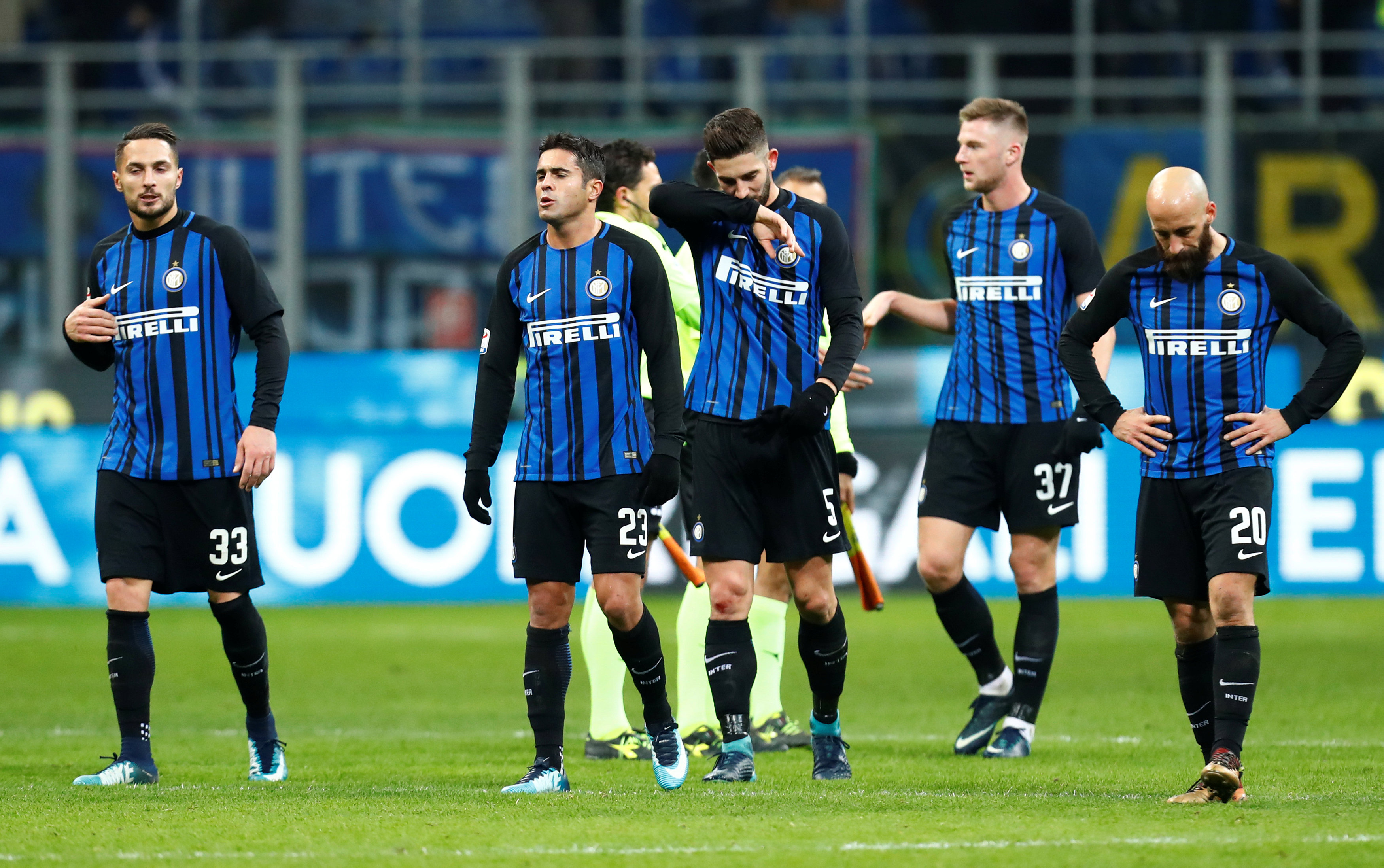 Nỗi thất vọng của các cầu thủ Inter sau trận thua Udinese. Ảnh: REUTERS