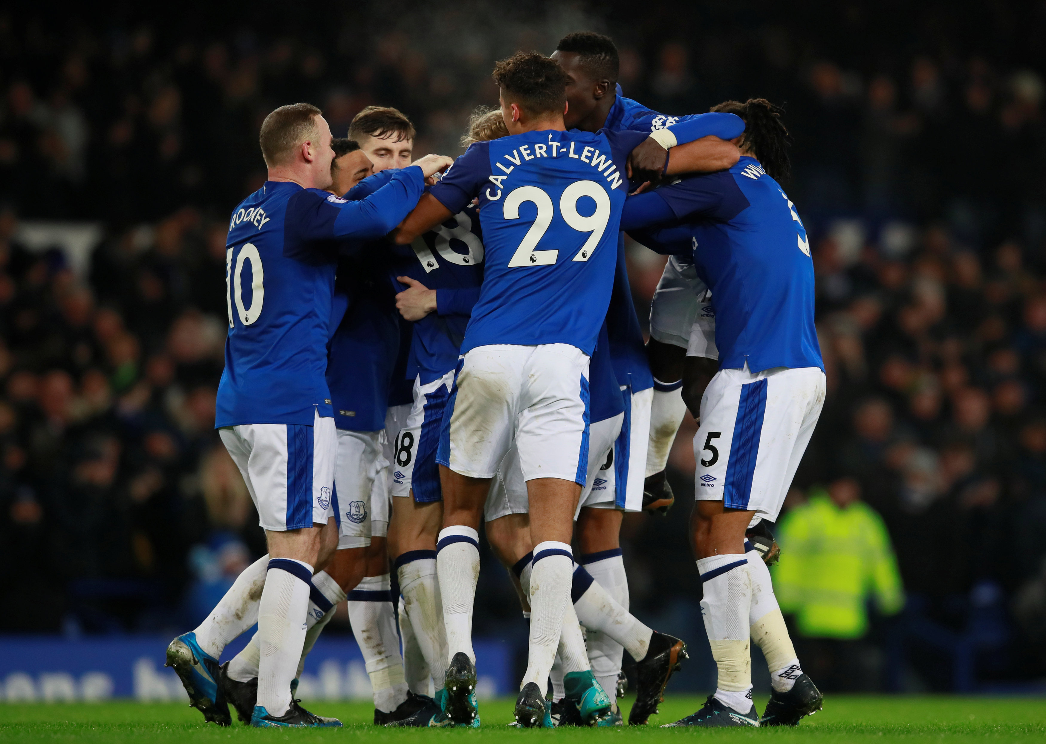 Niềm vui của các cầu thủ Everton sau khi gỡ hòa 1-1. Ảnh: REUTERS