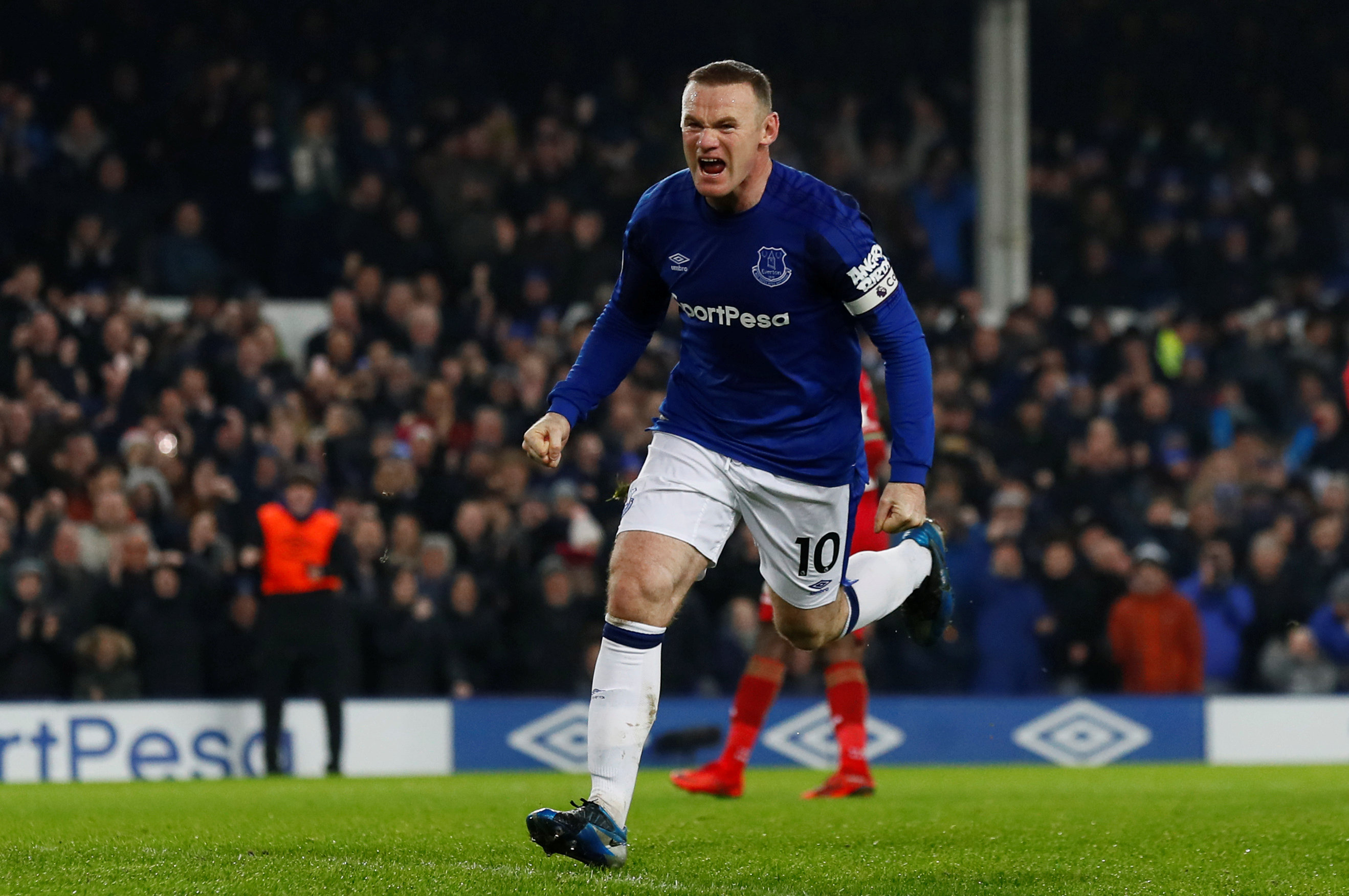 Rooney ăn mừng bàn nâng tỉ số lên 3-1. Ảnh: REUTERS