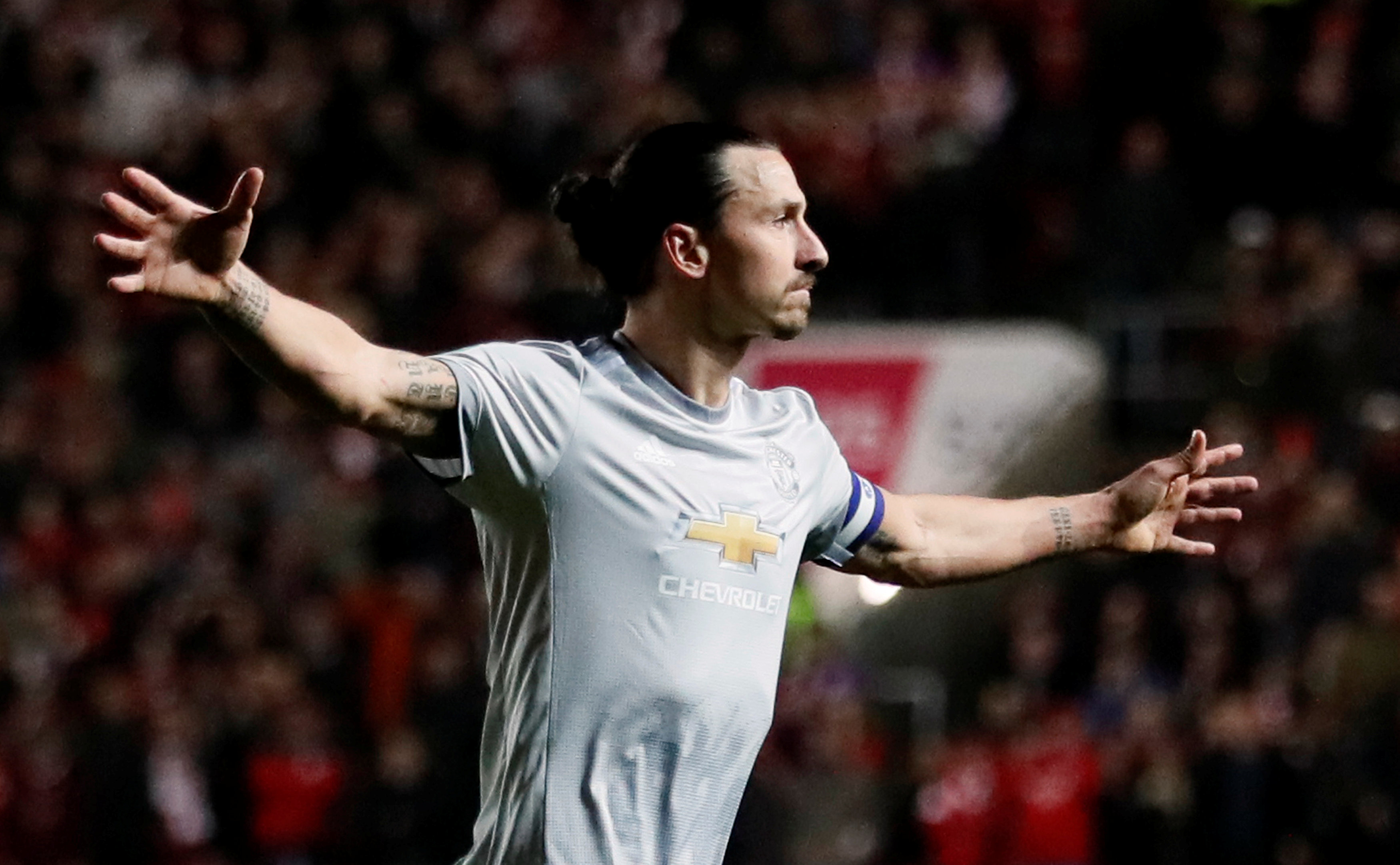Ibrahimovic ăn mừng bàn gỡ 1-1 cho M.U. Ảnh: REUTERS