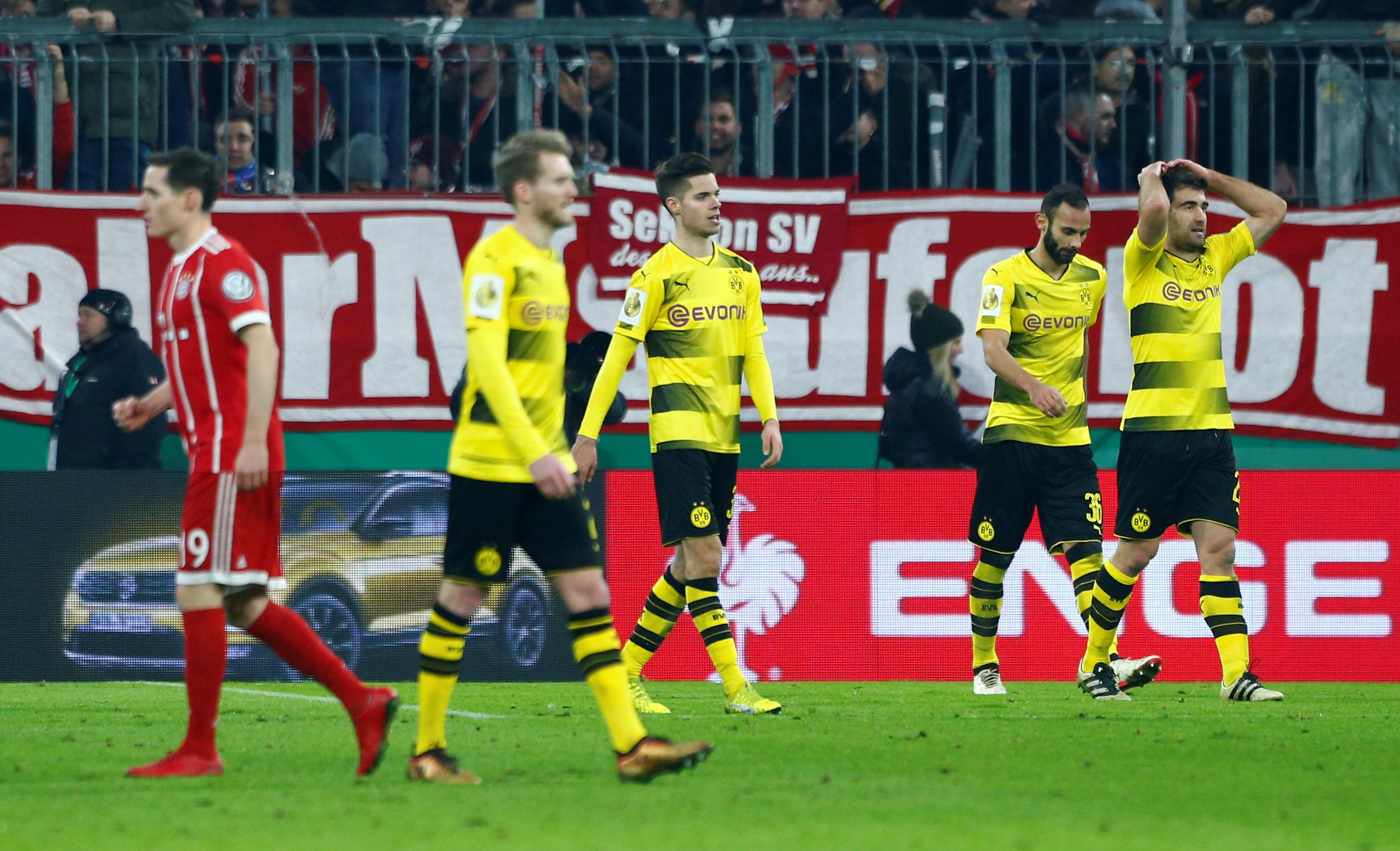 Nỗi thất vọng của các cầu thủ Dortmund sau trận thua B.M. Ảnh: REUTERS