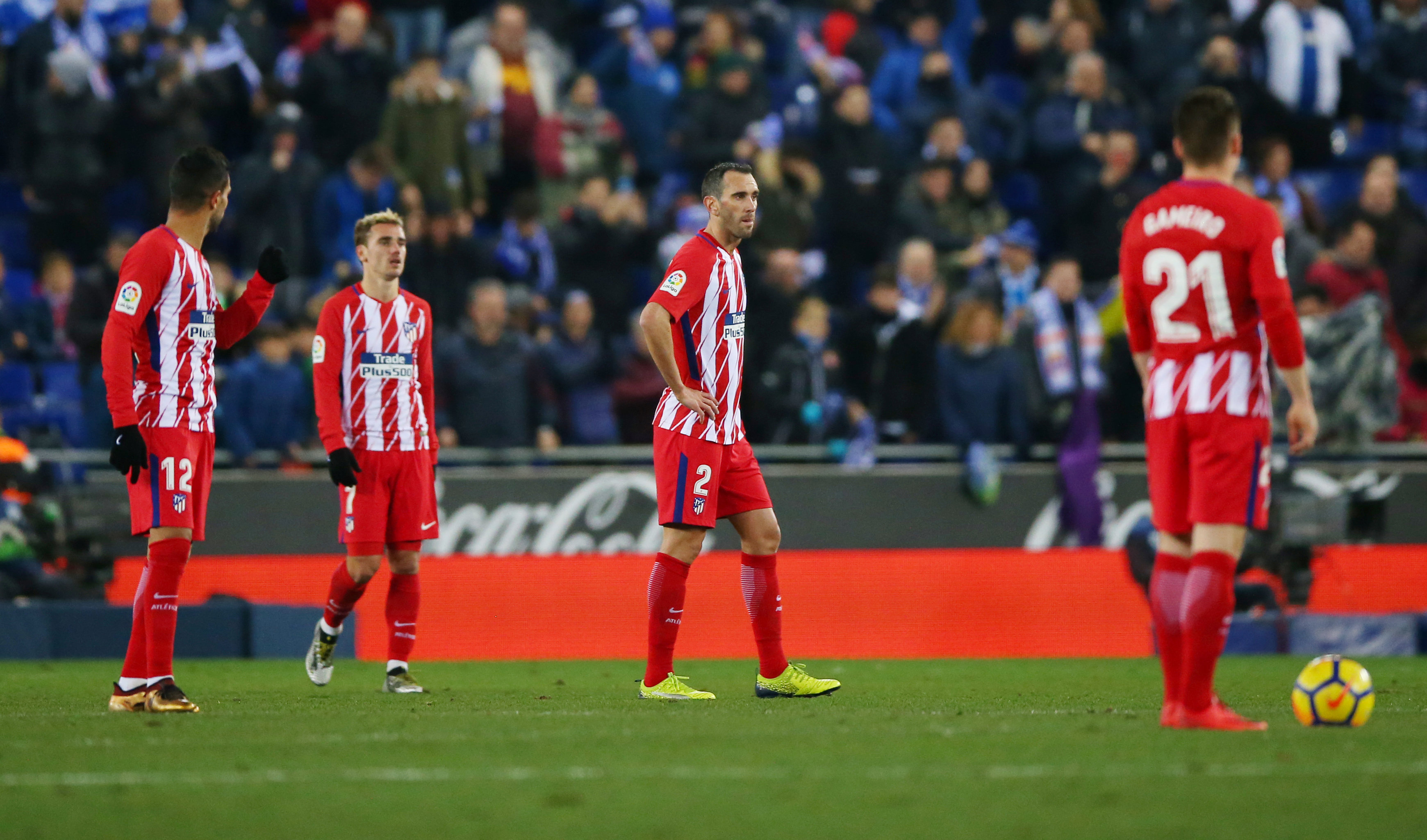Nỗi thất vọng của các cầu thủ Atletico Madrid sau trận thua Espanyol. Ảnh: REUTERS