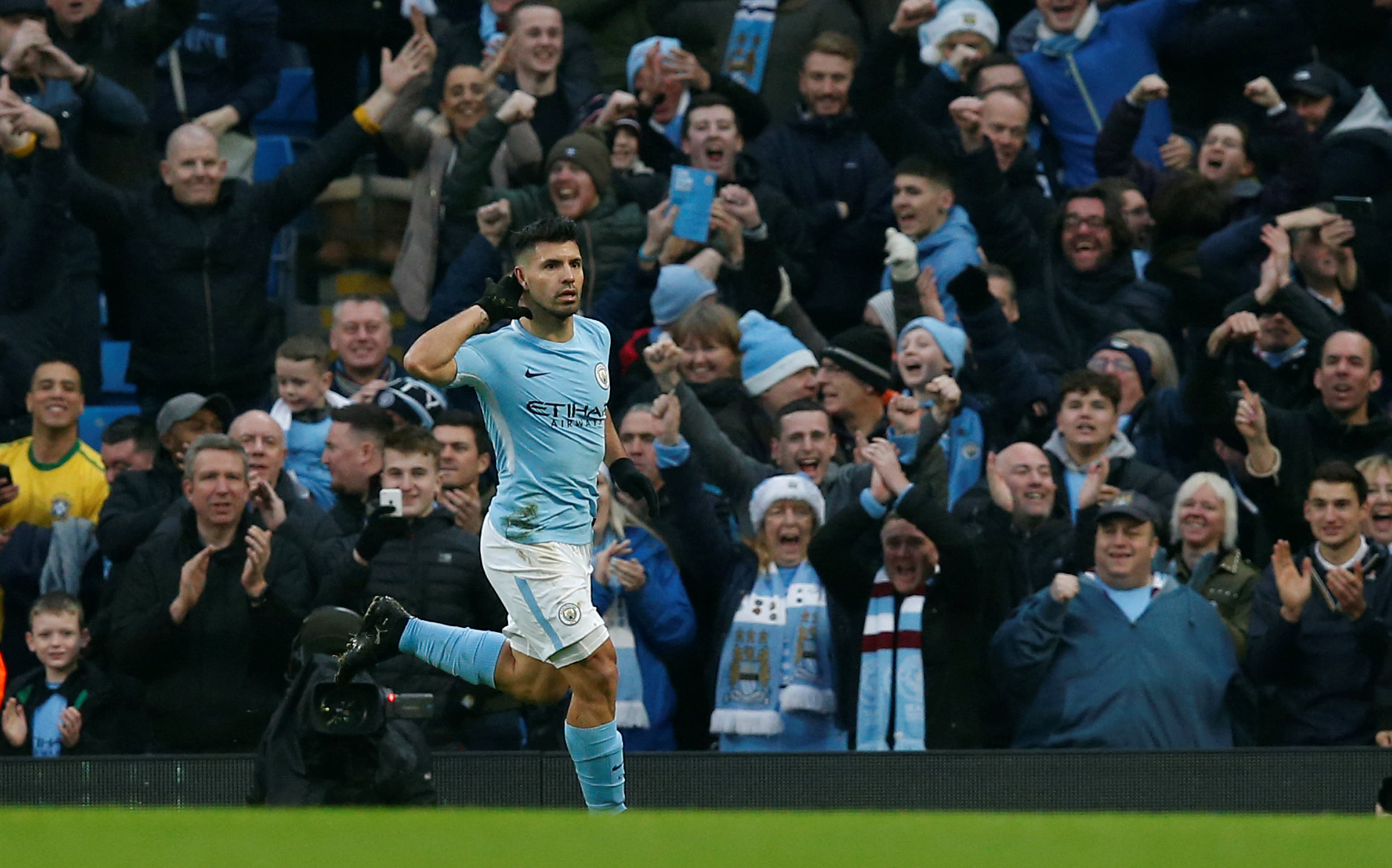Aguero ăn mừng bàn mở tỉ số cho M.C. Ảnh: REUTERS
