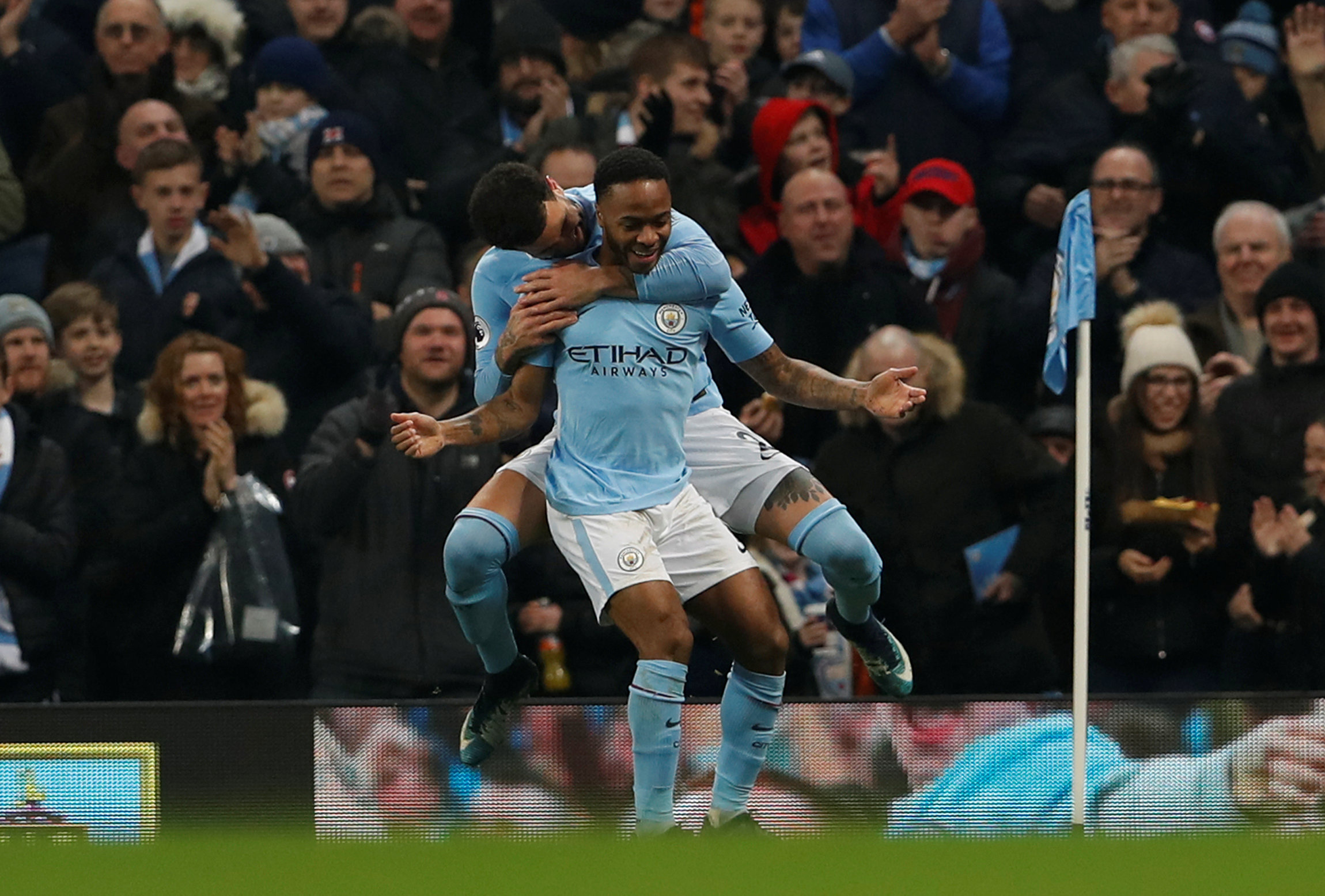Niềm vui của Sterling sau khi nâng tỉ số lên 2-0 cho M.C. Ảnh: REUTERS