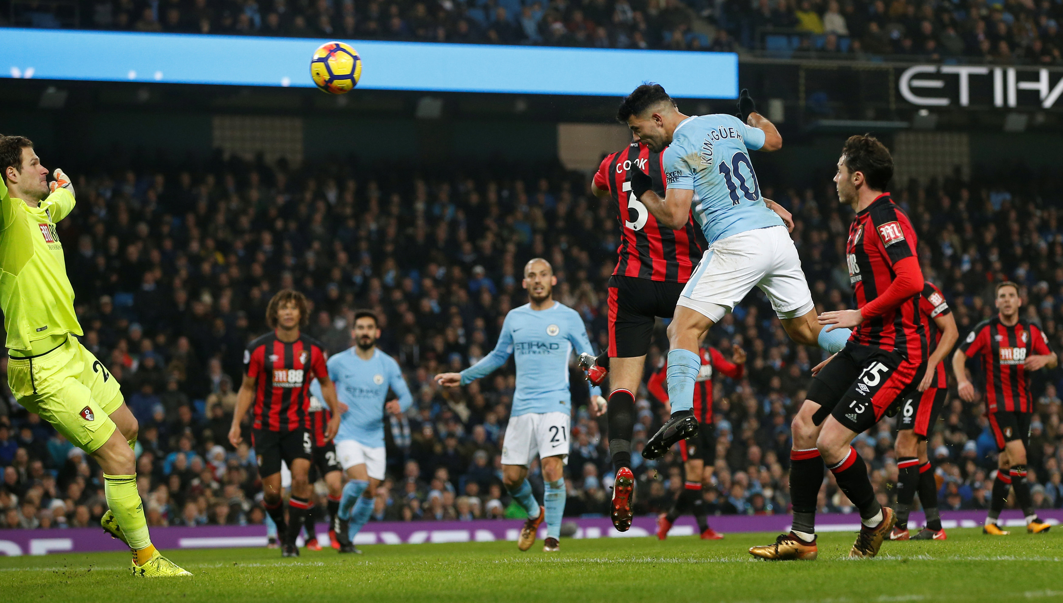 Pha đánh đầu nâng tỉ số lên 3-0 cho M.C của Aguero. Ảnh: REUTERS