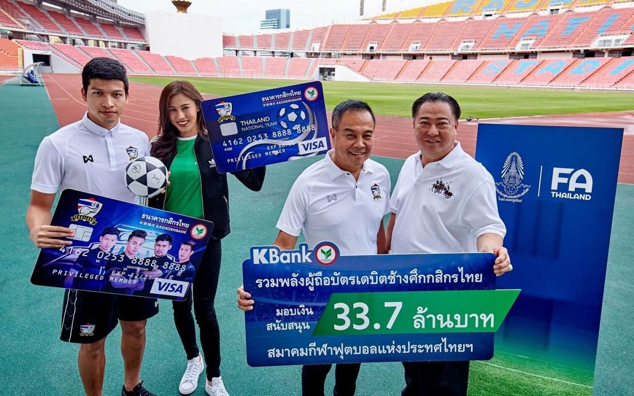 Ông Somyot (thứ 2 từ phải sang) khi giới thiệu một nhà tài trợ mới của bóng đá Thái. Ảnh: NATION