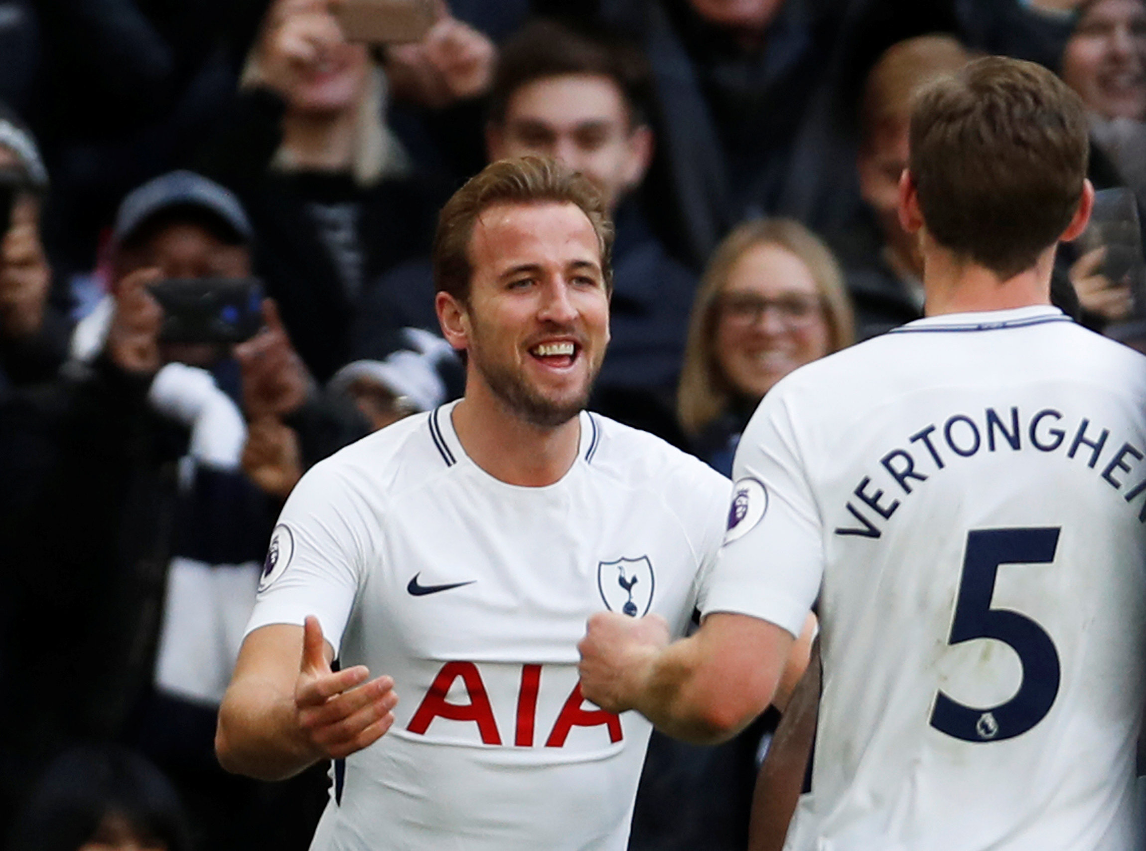 Kane ăn mừng bàn mở tỉ số cho Tottenham. Ảnh: REUTERS