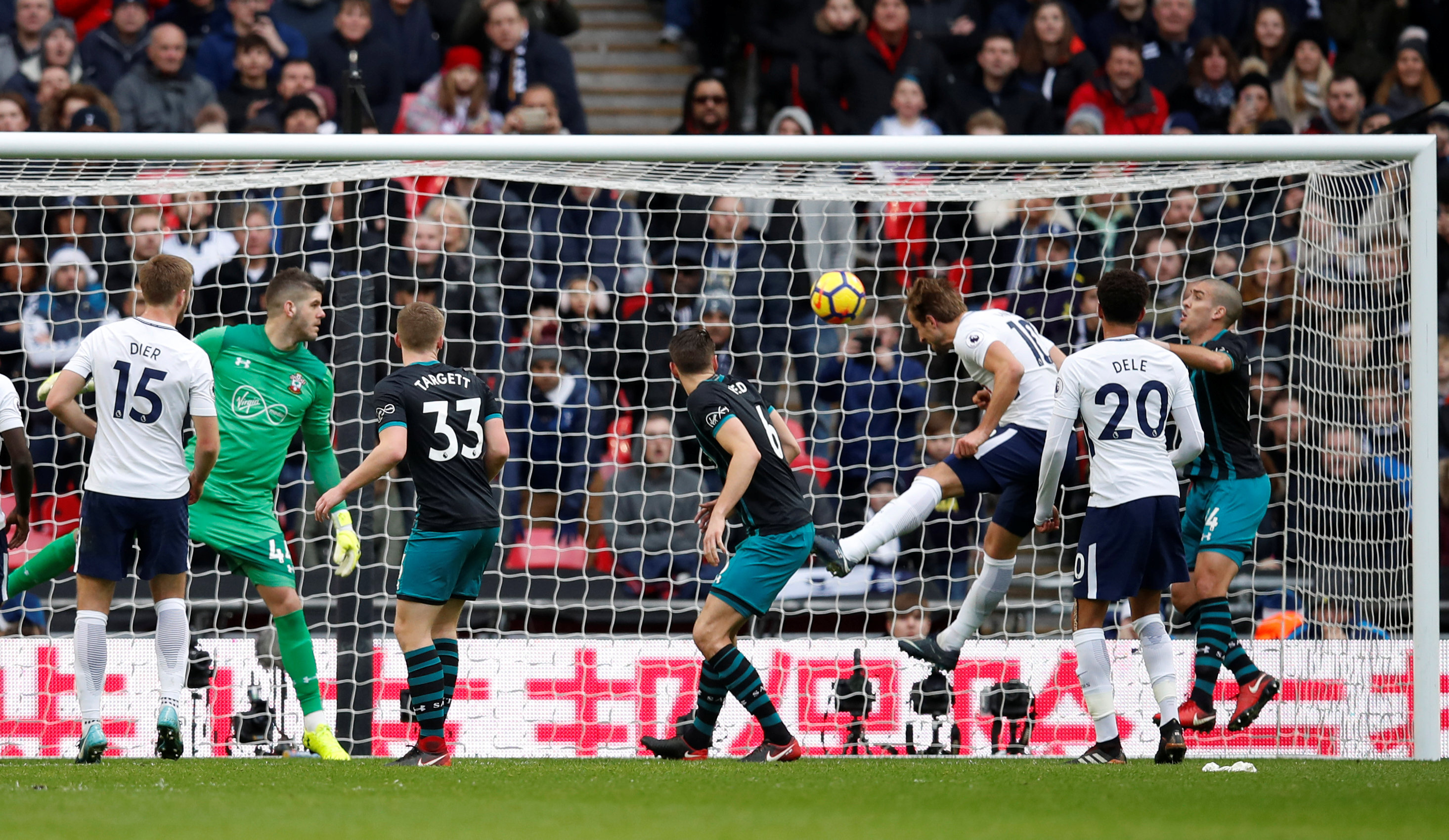 Pha đánh đầu mở tỉ số cho Tottenham của Kane. Ảnh: REUTERS