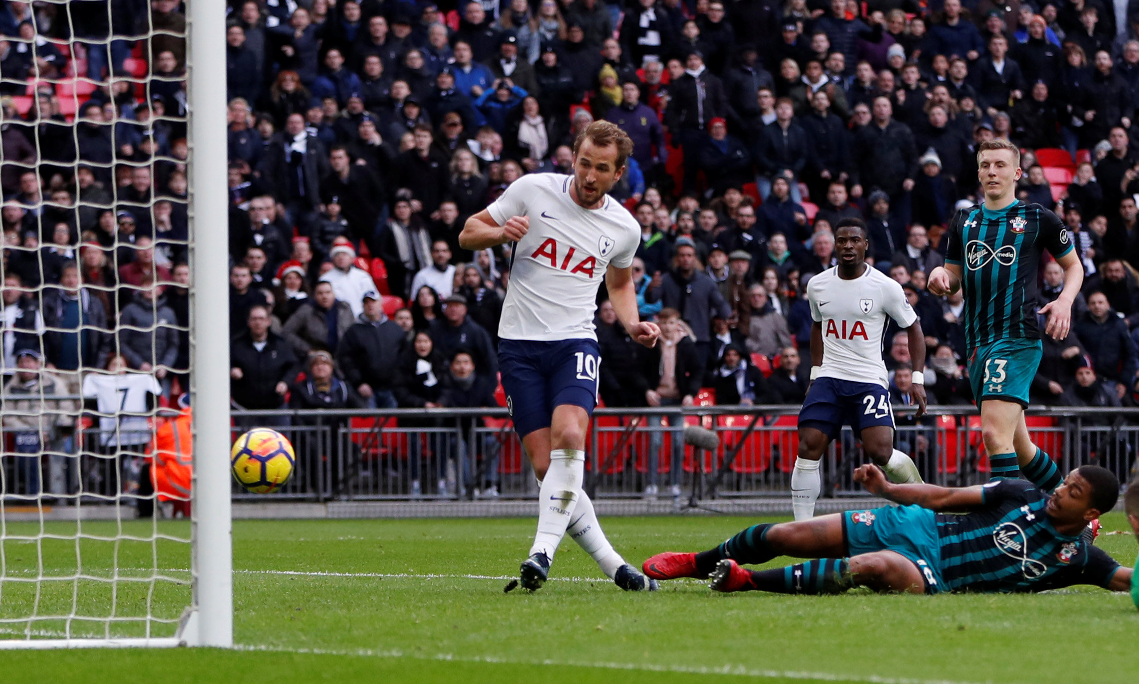 Pha đệm bóng nâng tỉ số lên 2-0 cho Tottenham của Kane. Ảnh: REUTERS