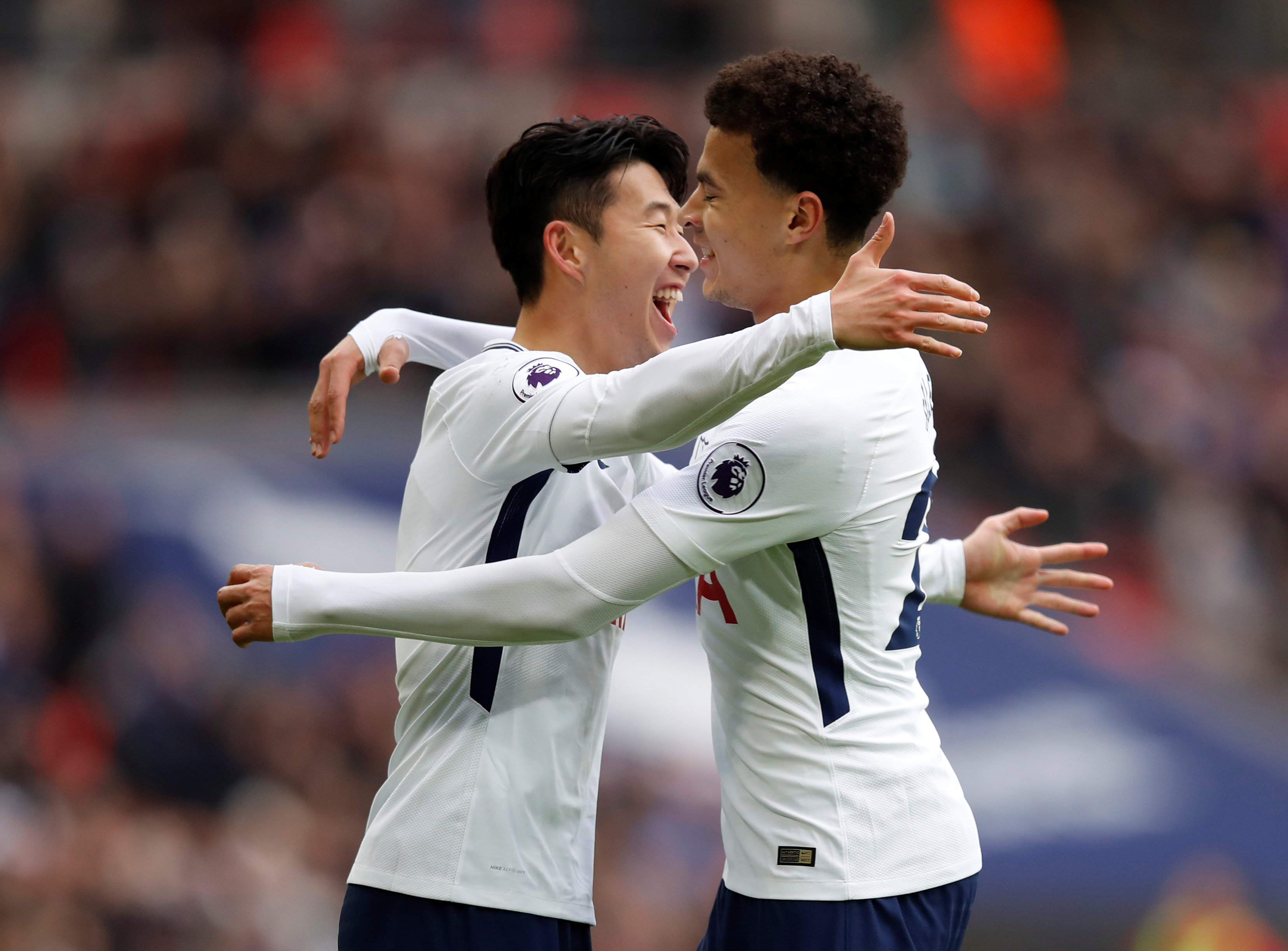 Niềm vui của Son Heung-Min (trái) và Dele Alli sau khi ghi bàn cho Tottenham. Ảnh: REUTERS
