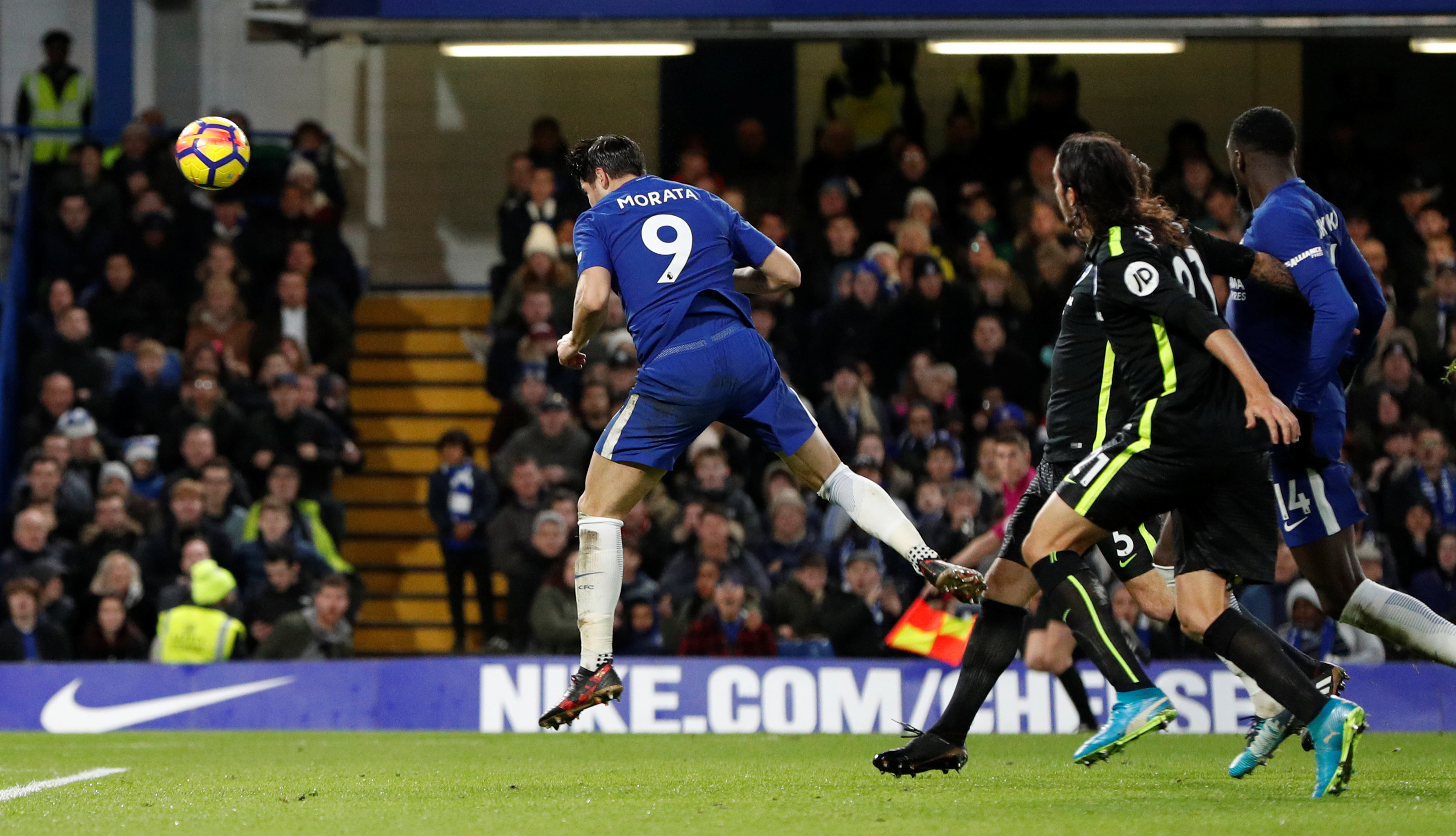 Pha đánh đầu mở tỉ số cho Chelsea của Morata. Ảnh: REUTERS