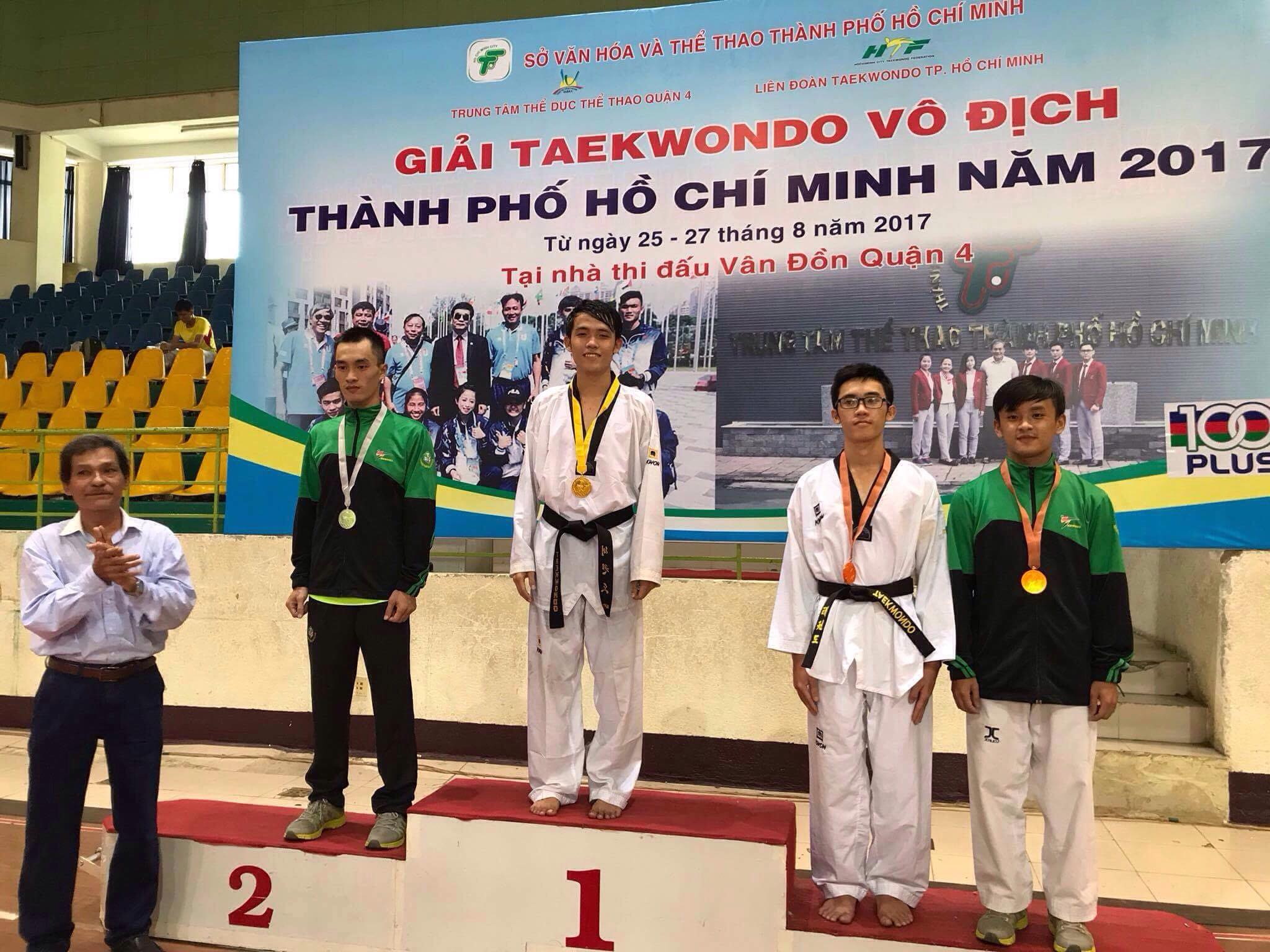 Thanh Sang trên bục nhận HCV hạng cân 58 kg Giải vô địch TP.HCM. Ảnh: THANH NGUYỄN