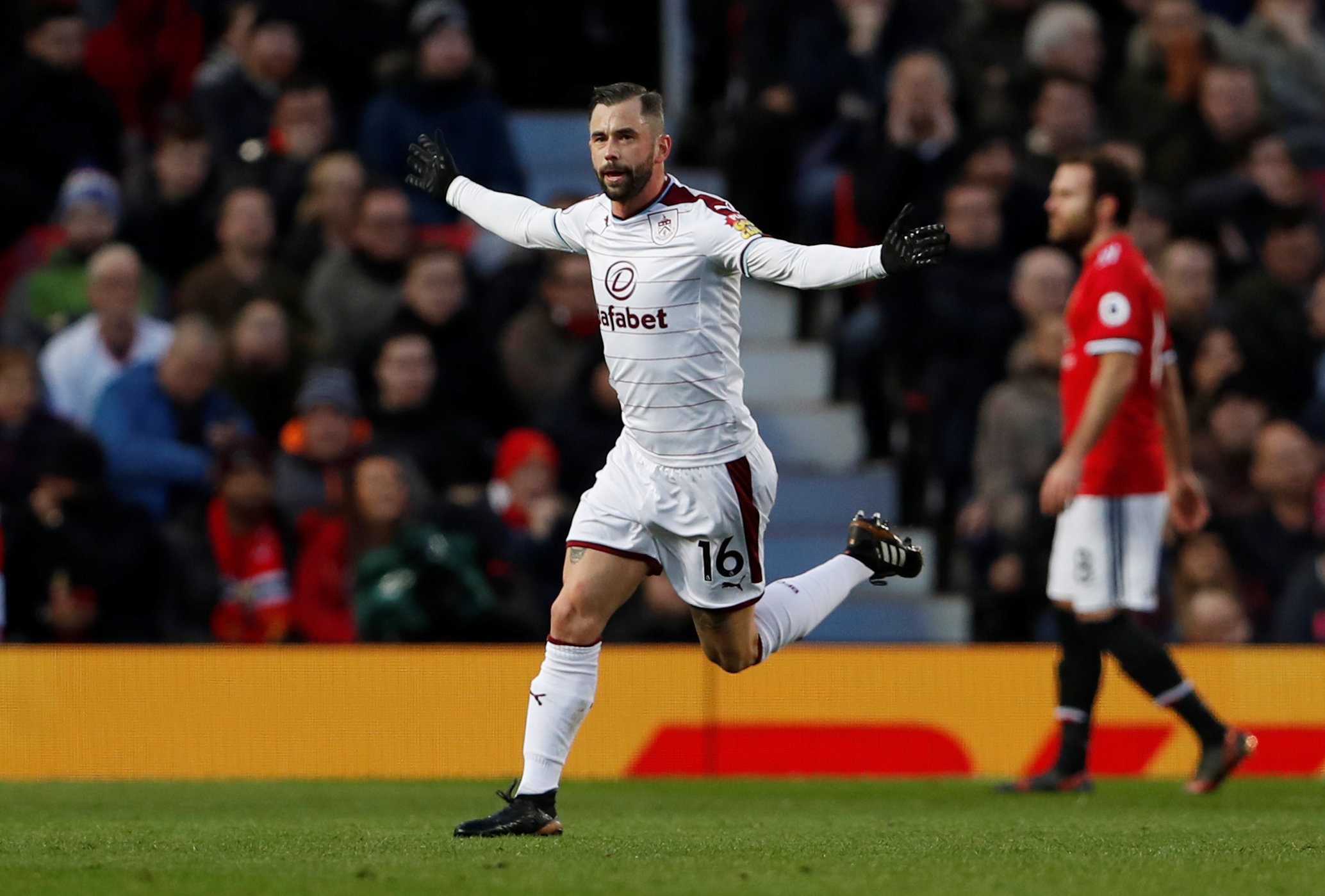 Defour ăn mừng bàn nâng tỉ số lên 2-0 cho Burnley. Ảnh: REUTERS