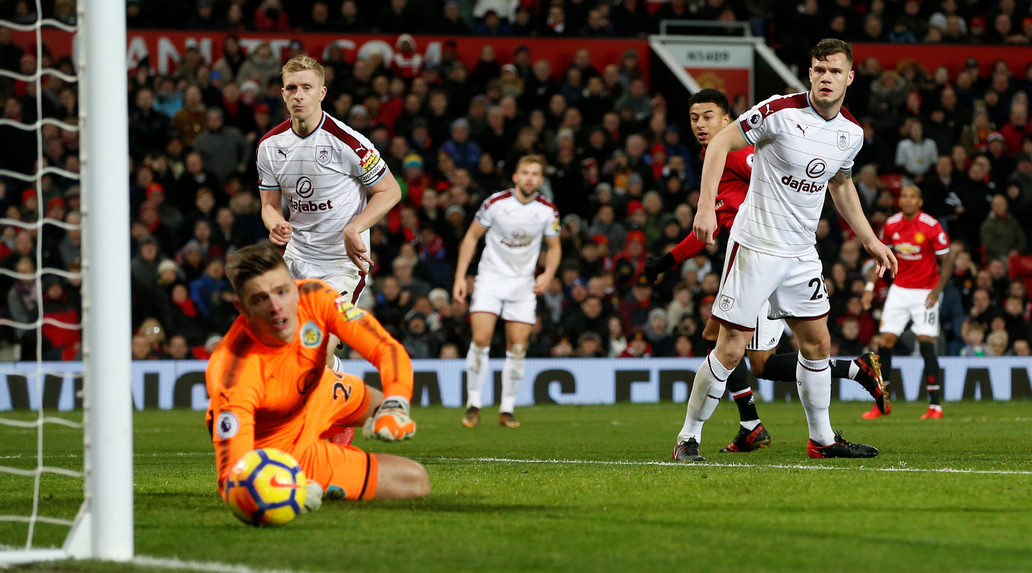 Pha đánh gót rút ngắn tỉ số xuống 1-2 của Lingard. Ảnh: REUTERS