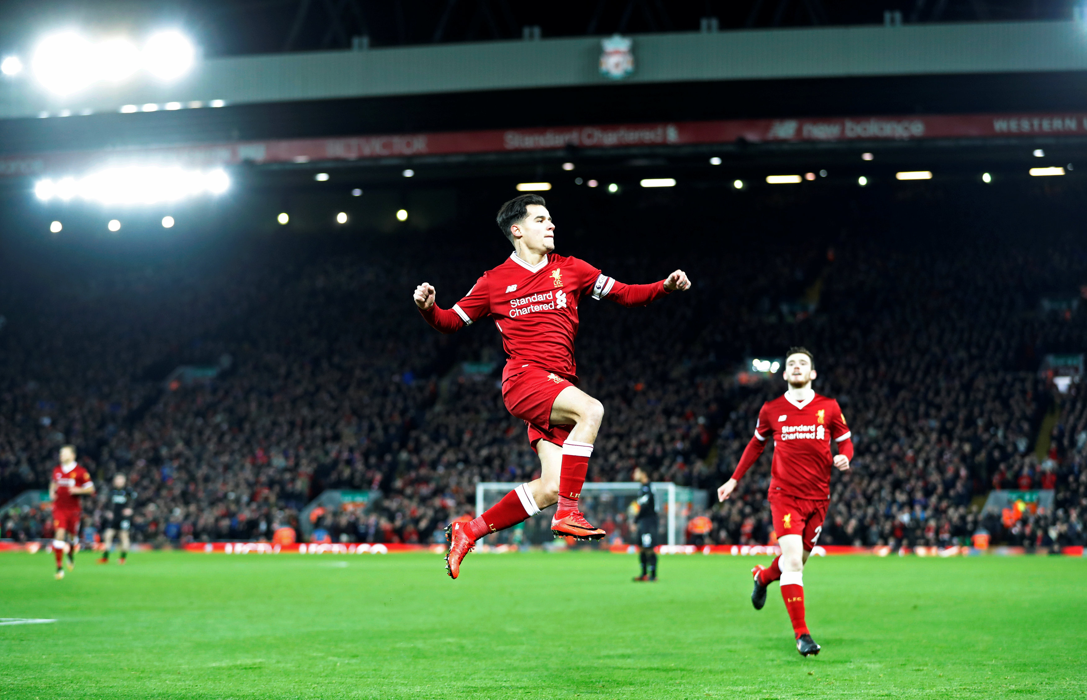 Niềm vui của Coutinho sau khi mở tỉ số cho Liverpool. Ảnh: REUTERS