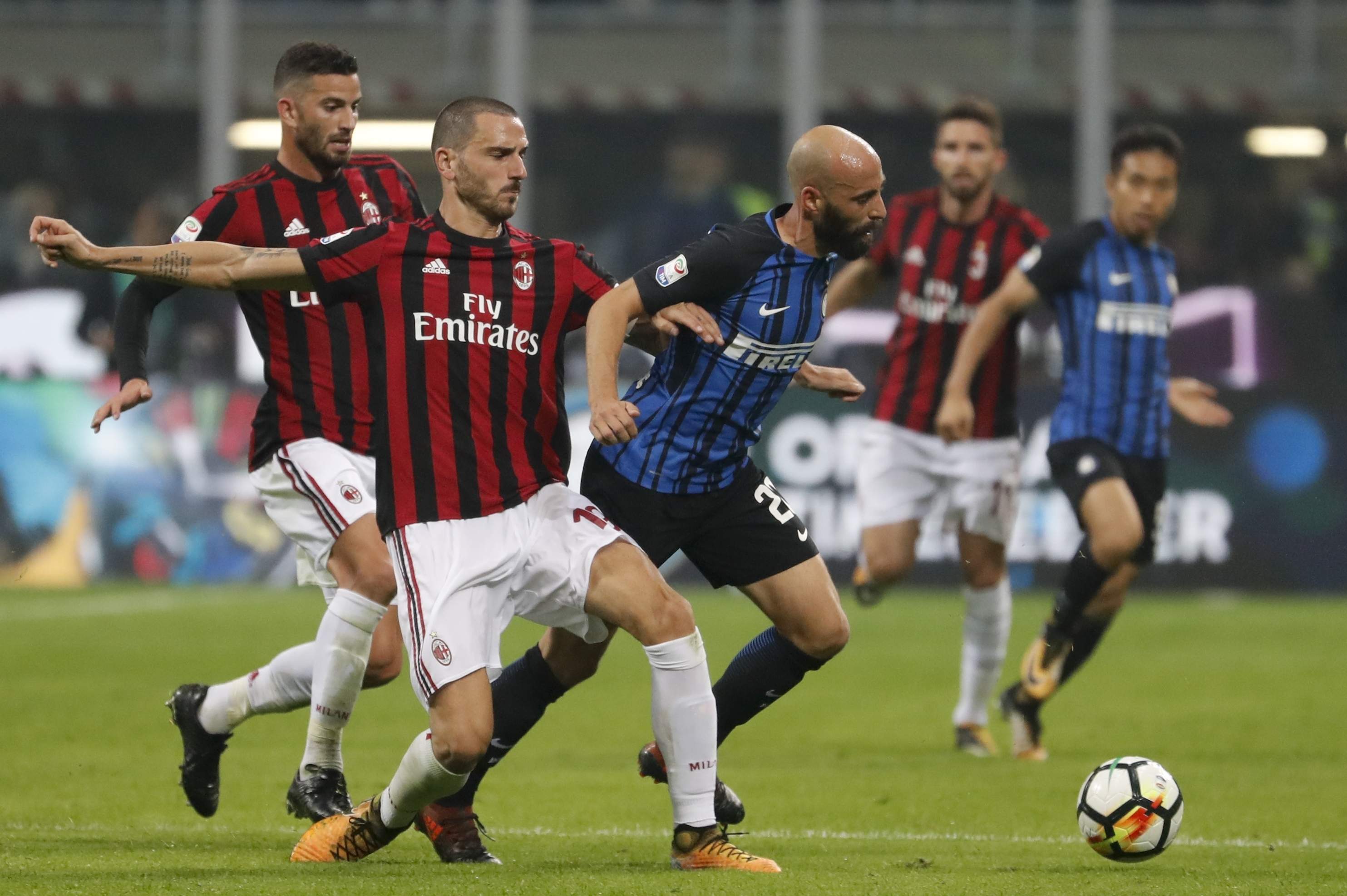 Kinh nghiệm của Bonucci (thứ hai từ trái sang) sẽ giúp AC Milan vượt qua khó khăn? Ảnh: NEW INDIAN EXPRESS