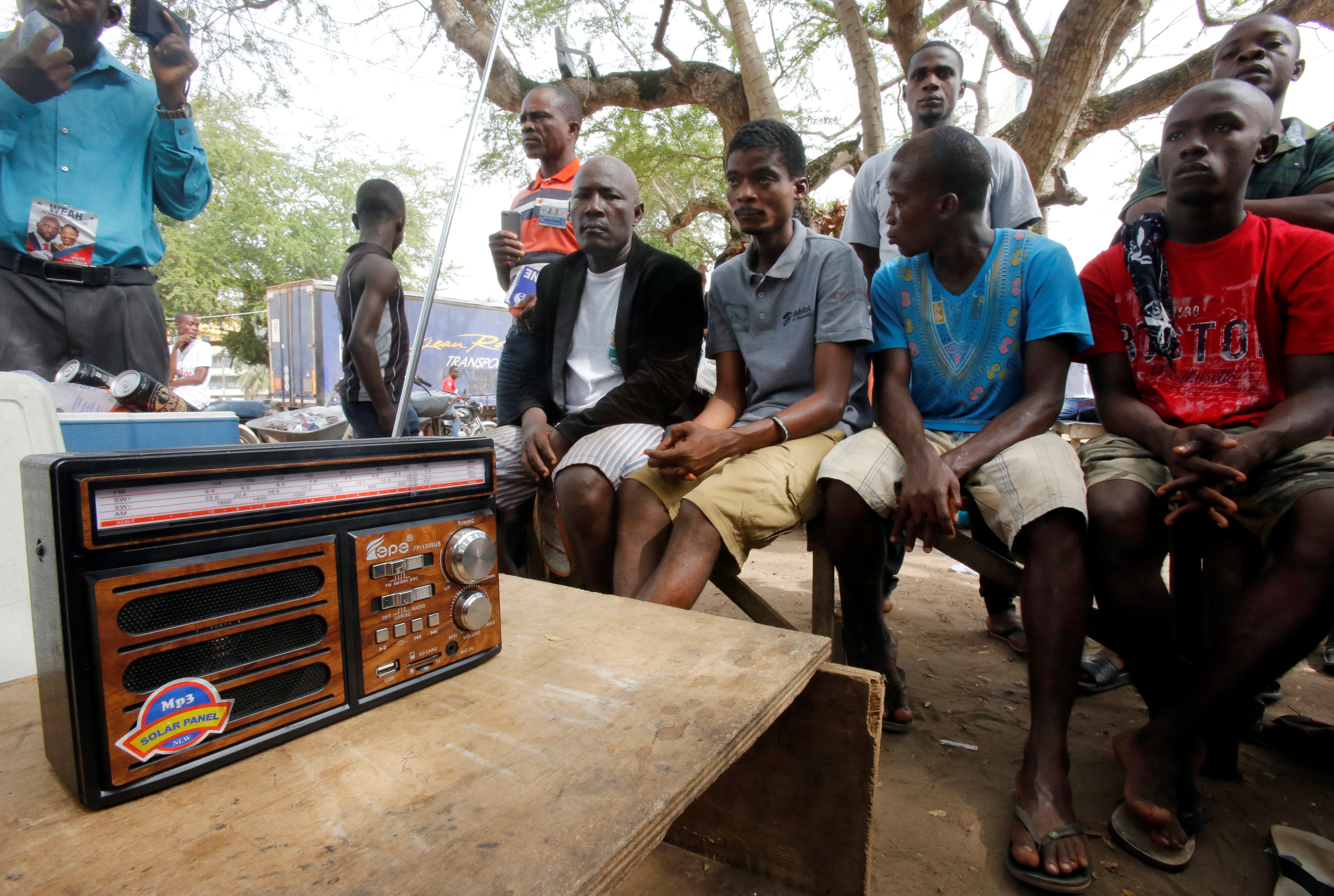 Người dân Liberia ngóng chờ thông tin kết quả bầu cử. Ảnh: REUTERS