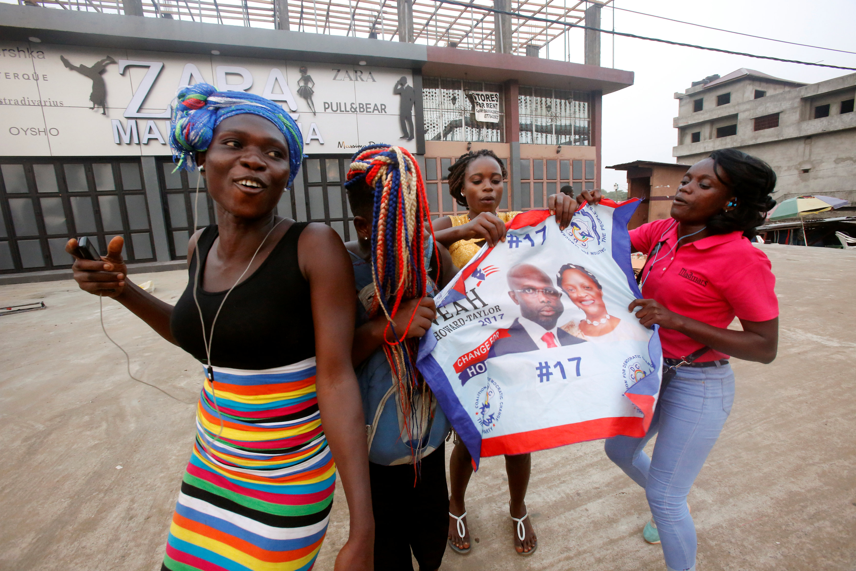 Các phụ nữ xuống đường ăn mừng sau khi George Weah đắc cử tổng thống. Ảnh: REUTERS