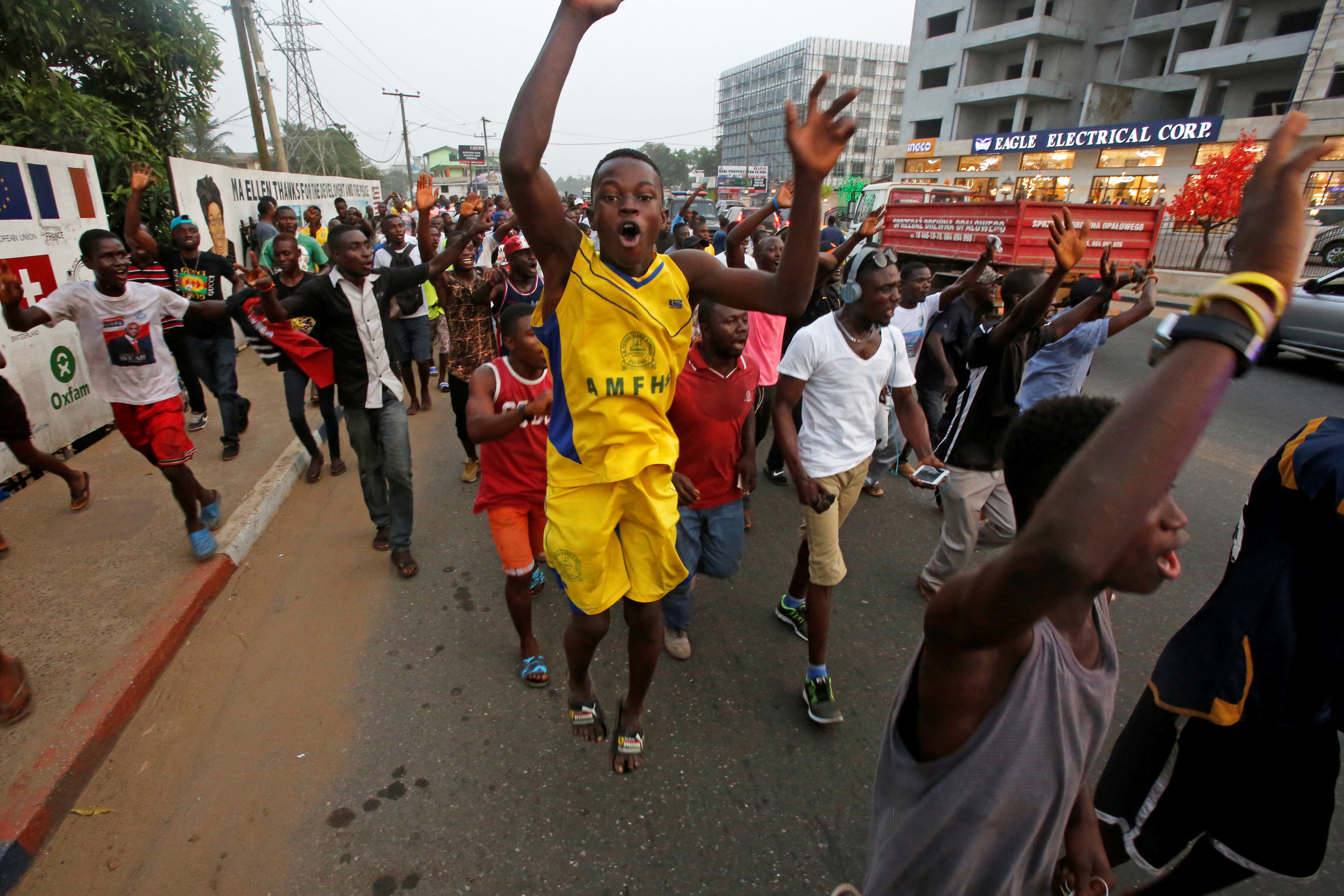 Người dân Liberia xuống đường ăn mừng sau khi George Weah đắc cử tổng thống. Ảnh: REUTERS