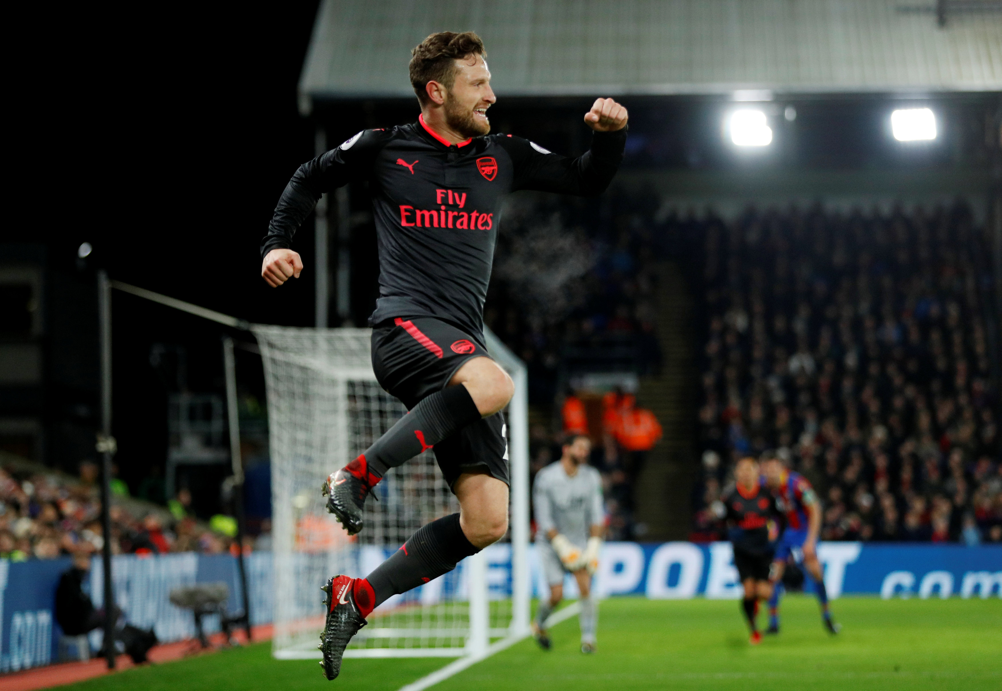 Niềm vui của Mustafi sau khi mở tỉ số cho Arsenal. Ảnh: REUTERS