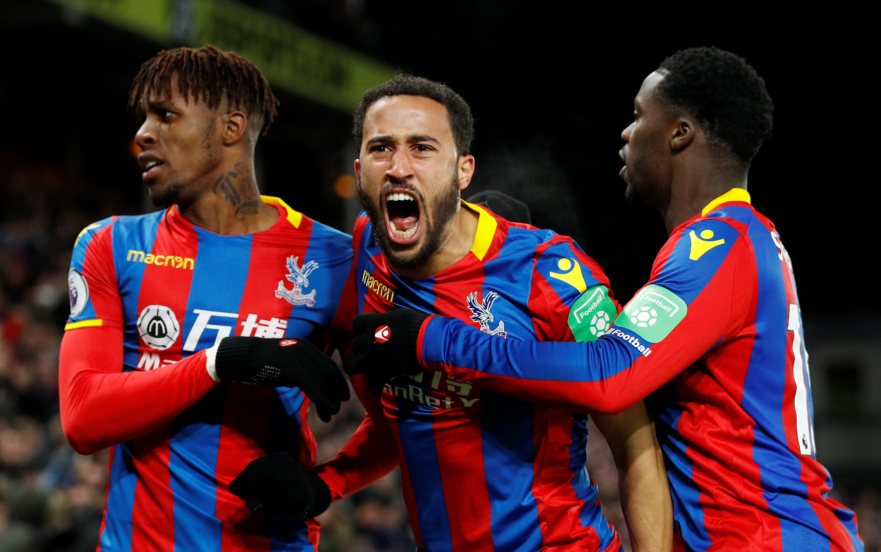 Townsend (giữa) ăn mừng bàn gỡ 1-1 cho Crystal Palace. Ảnh: REUTERS