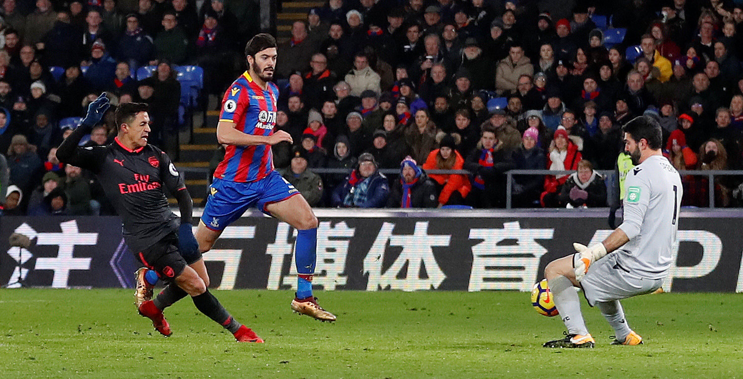 Pha dứt điểm nâng tỉ số lên 3-1 cho Arsenal của Sanchez. Ảnh: REUTERS