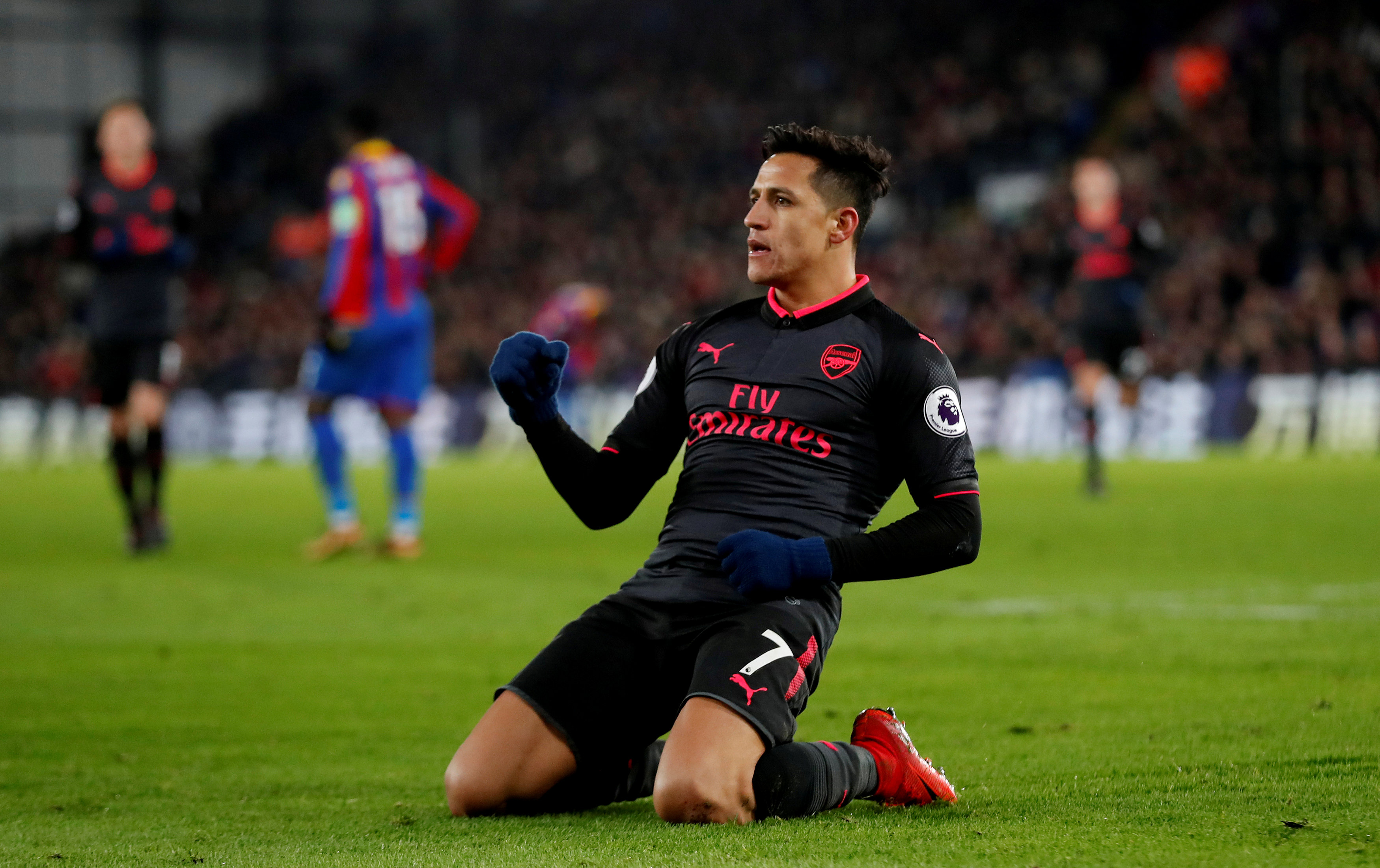 Niềm vui của Sanchez sau khi ghi bàn cho Arsenal. Ảnh: REUTERS